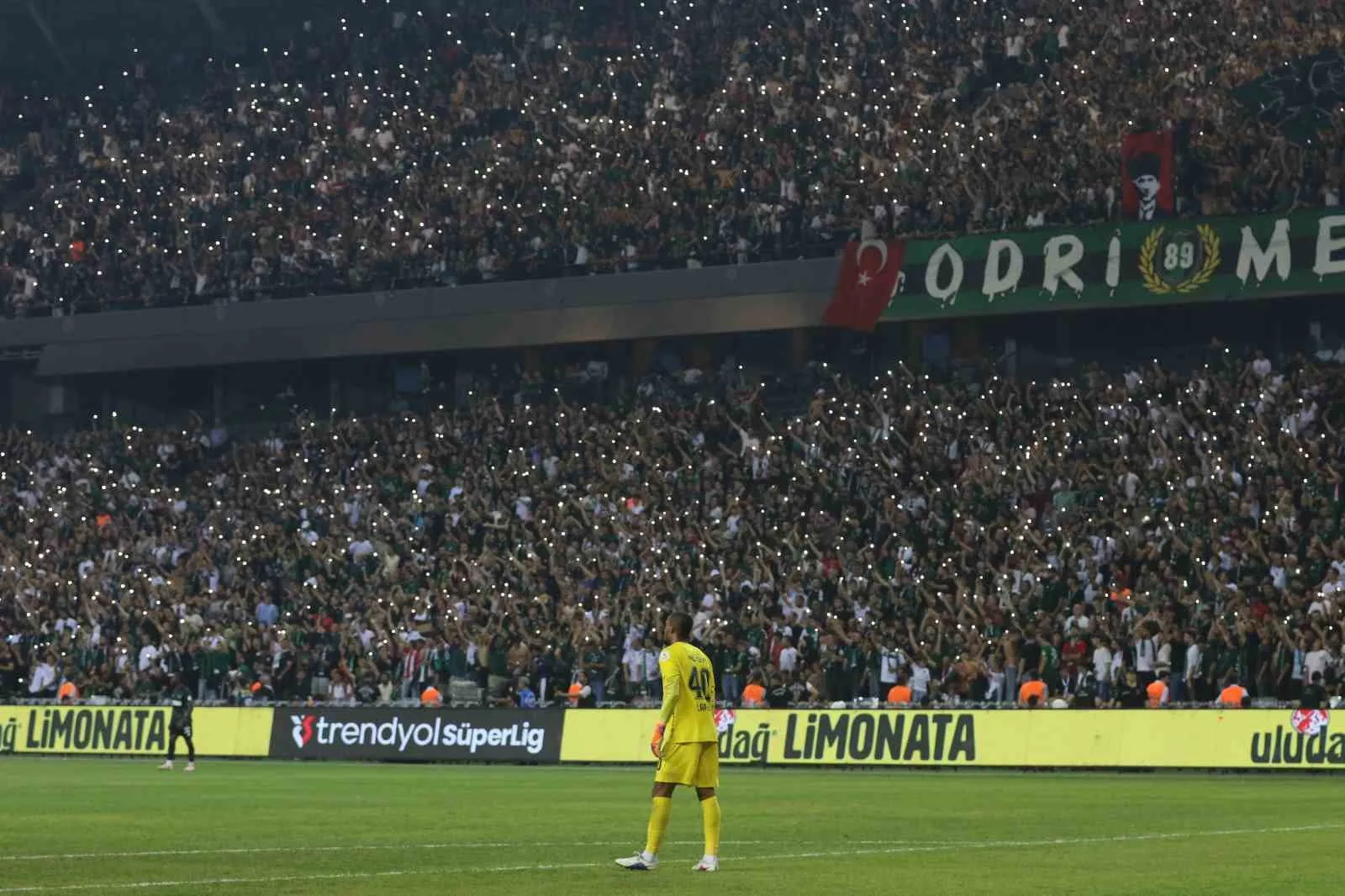 TRENDYOL SÜPER LİG’İN 2. HAFTASINDA KOCAELİSPOR, SAHASINDA AMED SPORTİF FAALİYETLER İLE KARŞI KARŞIYA GELİYOR. MÜSABAKANIN İLK YARISI KOCAELİSPOR'UN 1-0'LIK ÜSTÜNLÜĞÜYLE TAMAMLANDI.