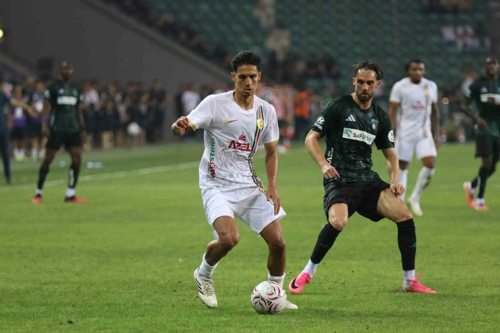 TRENDYOL SÜPER LİG’İN 2. HAFTASINDA KOCAELİSPOR, SAHASINDA AMED SPORTİF FAALİYETLER İLE KARŞI KARŞIYA GELİYOR. MÜSABAKANIN İLK YARISI KOCAELİSPOR'UN 1-0'LIK ÜSTÜNLÜĞÜYLE TAMAMLANDI.