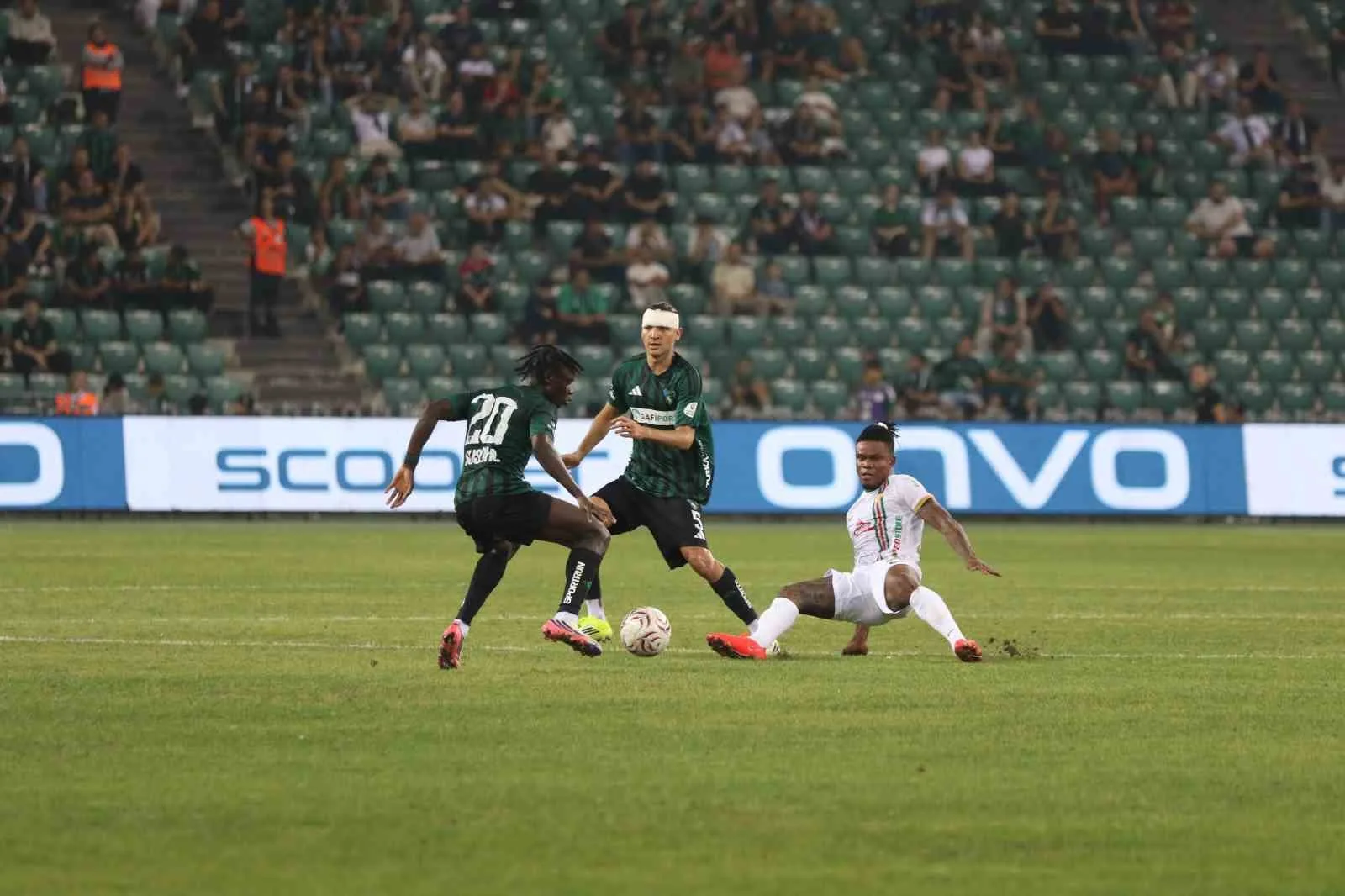 TRENDYOL SÜPER LİG’İN 2. HAFTASINDA KOCAELİSPOR, SAHASINDA AMED SPORTİF FAALİYETLER İLE KARŞI KARŞIYA GELİYOR. MÜSABAKANIN İLK YARISI KOCAELİSPOR'UN 1-0'LIK ÜSTÜNLÜĞÜYLE TAMAMLANDI.