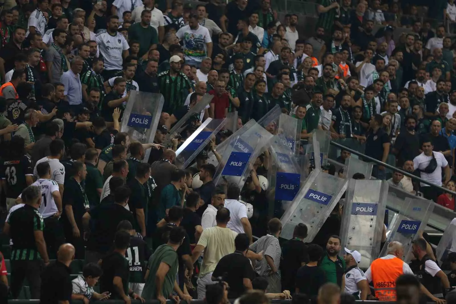 TRENDYOL SÜPER LİG’İN 2. HAFTASINDA KOCAELİSPOR, SAHASINDA AMED SPORTİF FAALİYETLER İLE KARŞI KARŞIYA GELİYOR. MÜSABAKANIN İLK YARISI KOCAELİSPOR'UN 1-0'LIK ÜSTÜNLÜĞÜYLE TAMAMLANDI.