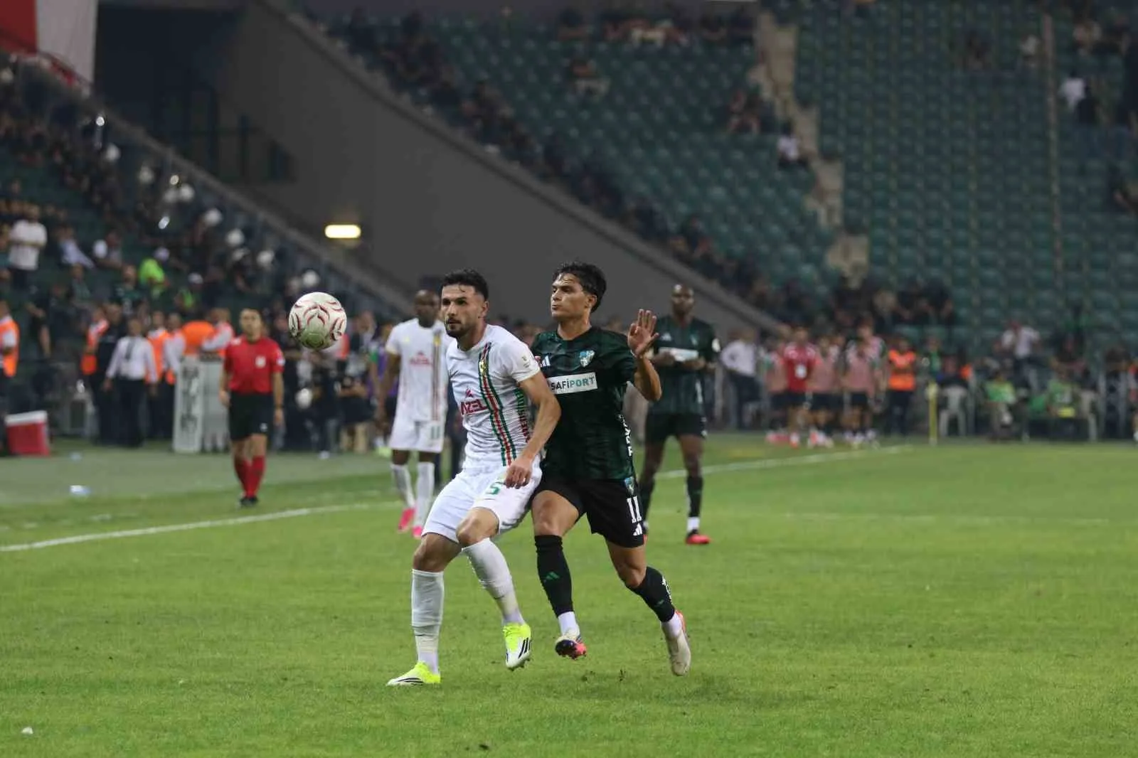 TRENDYOL SÜPER LİG’İN 2. HAFTASINDA KOCAELİSPOR, SAHASINDA AMED SPORTİF FAALİYETLER İLE KARŞI KARŞIYA GELİYOR. MÜSABAKANIN İLK YARISI KOCAELİSPOR'UN 1-0'LIK ÜSTÜNLÜĞÜYLE TAMAMLANDI.