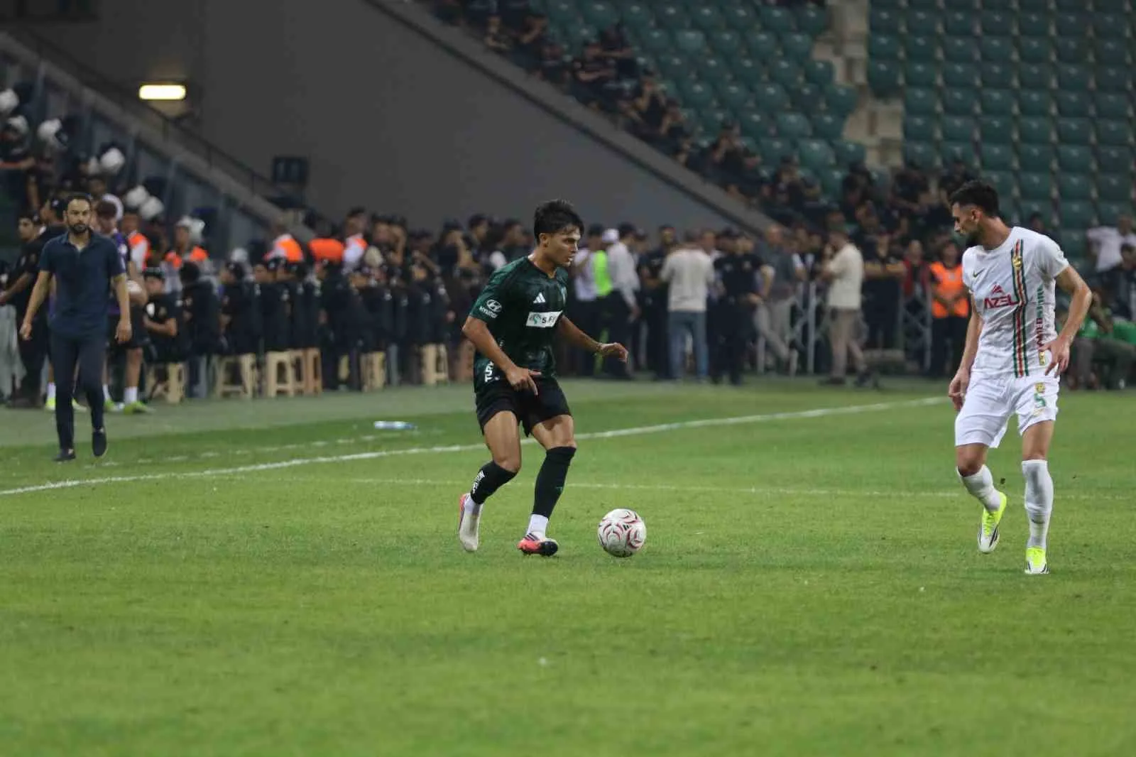 TRENDYOL SÜPER LİG’İN 2. HAFTASINDA KOCAELİSPOR, SAHASINDA AMED SPORTİF FAALİYETLER İLE KARŞI KARŞIYA GELİYOR. MÜSABAKANIN İLK YARISI KOCAELİSPOR'UN 1-0'LIK ÜSTÜNLÜĞÜYLE TAMAMLANDI.