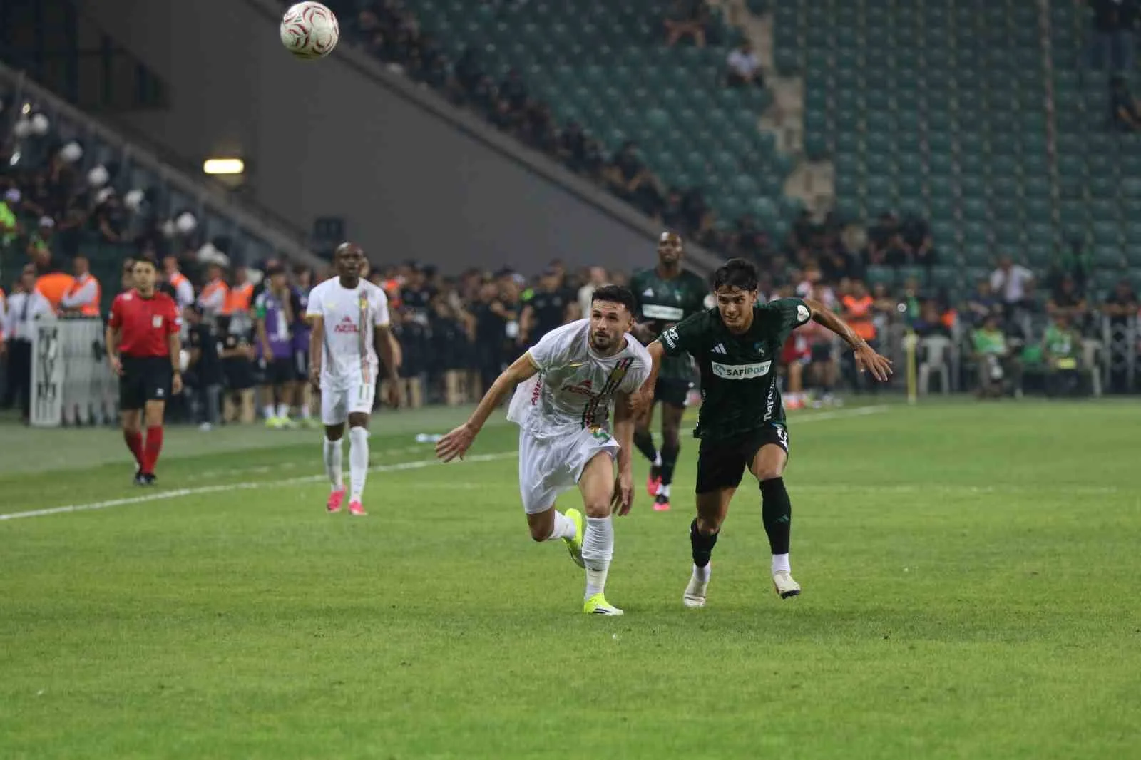 TRENDYOL SÜPER LİG’İN 2. HAFTASINDA KOCAELİSPOR, SAHASINDA AMED SPORTİF FAALİYETLER İLE KARŞI KARŞIYA GELİYOR. MÜSABAKANIN İLK YARISI KOCAELİSPOR'UN 1-0'LIK ÜSTÜNLÜĞÜYLE TAMAMLANDI.