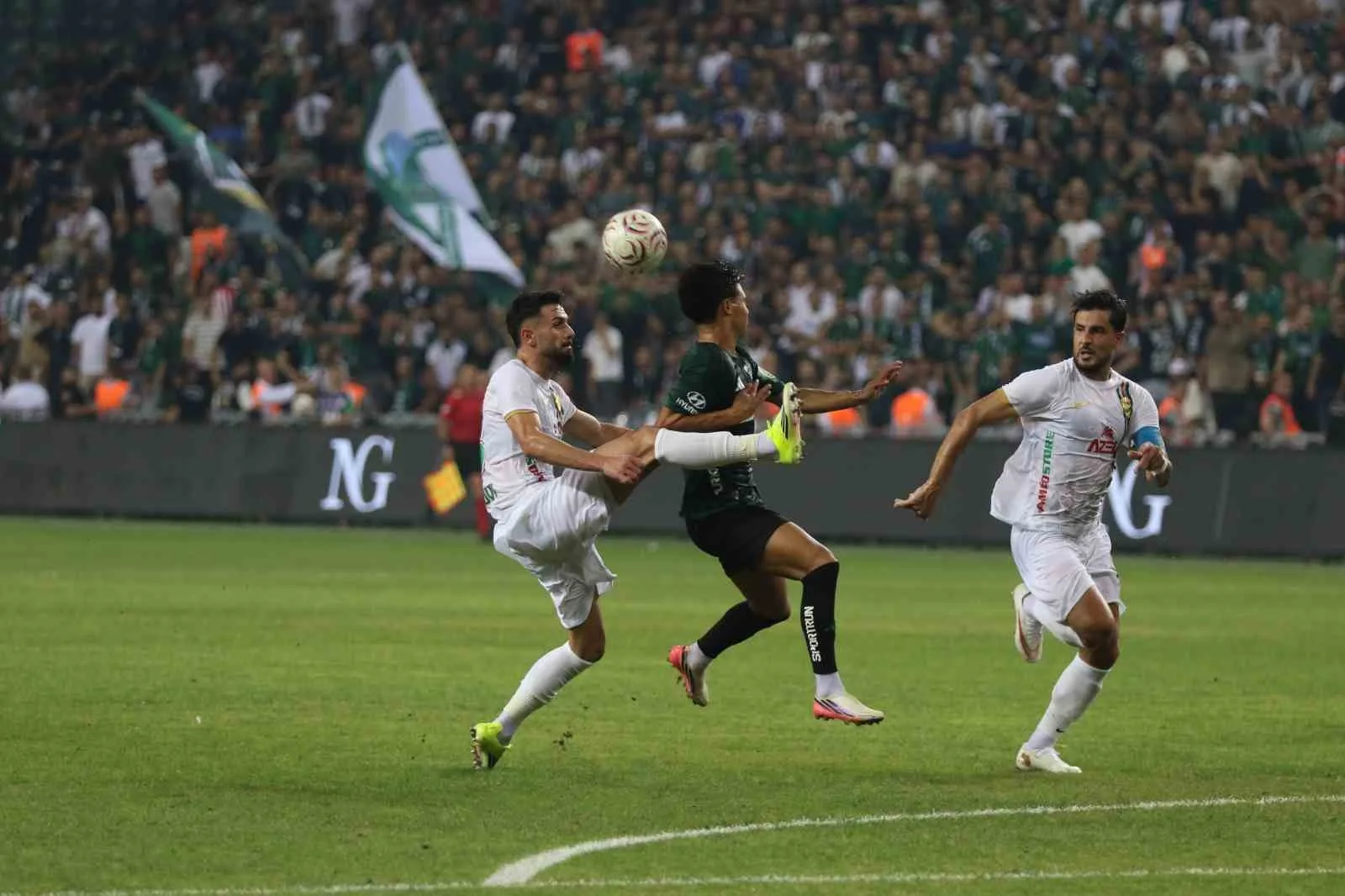 TRENDYOL SÜPER LİG’İN 2. HAFTASINDA KOCAELİSPOR, SAHASINDA AMED SPORTİF FAALİYETLER İLE KARŞI KARŞIYA GELİYOR. MÜSABAKANIN İLK YARISI KOCAELİSPOR'UN 1-0'LIK ÜSTÜNLÜĞÜYLE TAMAMLANDI.