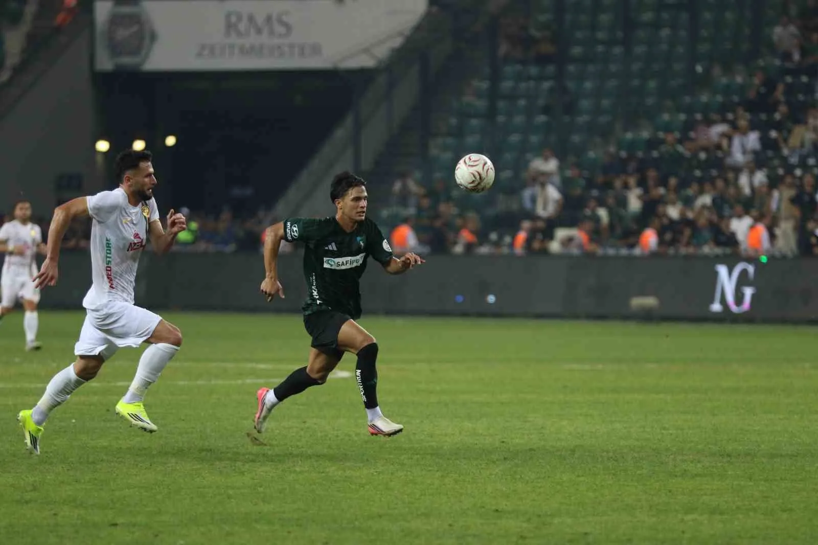 TRENDYOL SÜPER LİG’İN 2. HAFTASINDA KOCAELİSPOR, SAHASINDA AMED SPORTİF FAALİYETLER İLE KARŞI KARŞIYA GELİYOR. MÜSABAKANIN İLK YARISI KOCAELİSPOR'UN 1-0'LIK ÜSTÜNLÜĞÜYLE TAMAMLANDI.