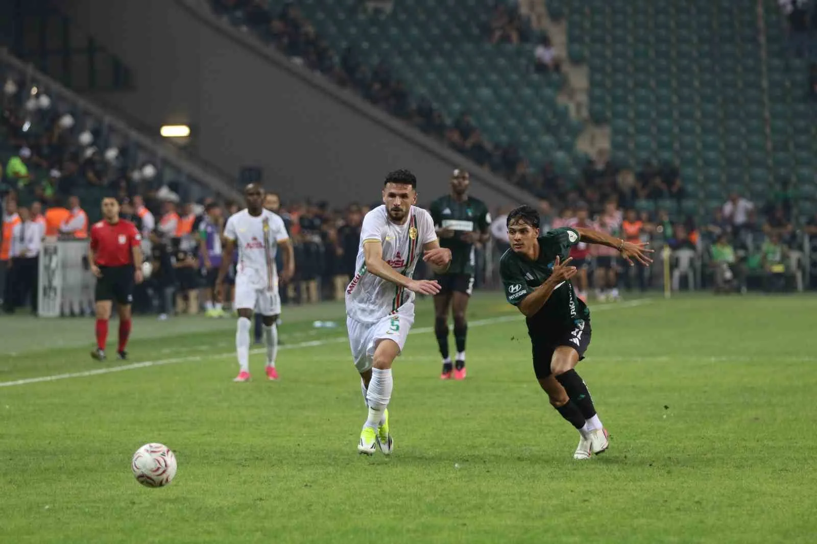 TRENDYOL SÜPER LİG’İN 2. HAFTASINDA KOCAELİSPOR, SAHASINDA AMED SPORTİF FAALİYETLER İLE KARŞI KARŞIYA GELİYOR. MÜSABAKANIN İLK YARISI KOCAELİSPOR'UN 1-0'LIK ÜSTÜNLÜĞÜYLE TAMAMLANDI.