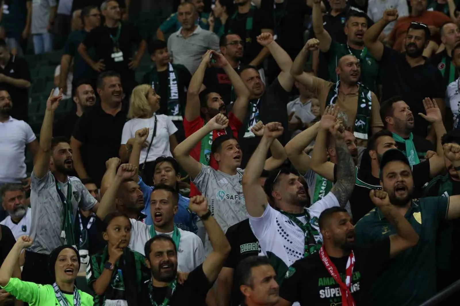 TRENDYOL SÜPER LİG'İN 2. HAFTASINDA KOCAELİSPOR, SAHASINDA AMED SPORTİF FAALİYETLER İLE KARŞILAŞIYOR. MÜCADELENİN 20 DAKİKASI EV SAHİBİ EKİBİN 1-0'LIK ÜSTÜNLÜĞÜYLE GEÇİLDİ.