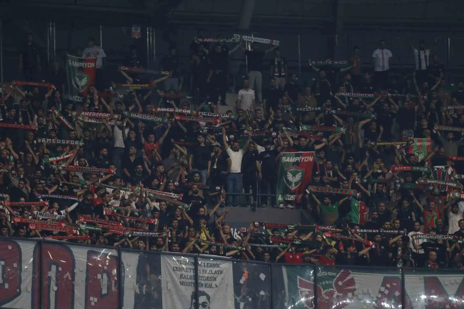 TRENDYOL SÜPER LİG'İN 2. HAFTASINDA KOCAELİSPOR, SAHASINDA AMED SPORTİF FAALİYETLER İLE KARŞILAŞIYOR. MÜCADELENİN 20 DAKİKASI EV SAHİBİ EKİBİN 1-0'LIK ÜSTÜNLÜĞÜYLE GEÇİLDİ.