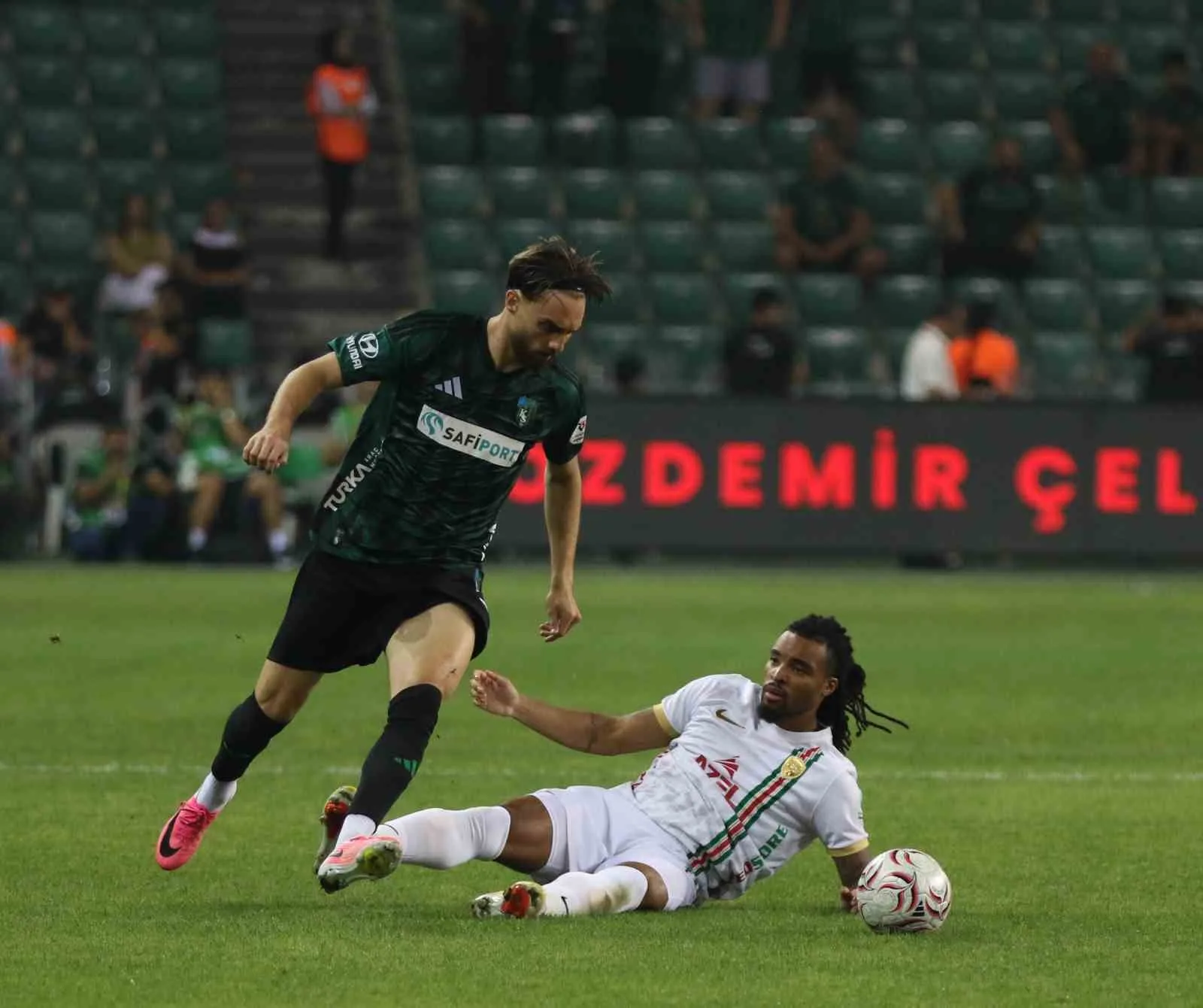 TRENDYOL SÜPER LİG'İN 2. HAFTASINDA KOCAELİSPOR, SAHASINDA AMED SPORTİF FAALİYETLER İLE KARŞILAŞIYOR. MÜCADELENİN 20 DAKİKASI EV SAHİBİ EKİBİN 1-0'LIK ÜSTÜNLÜĞÜYLE GEÇİLDİ.