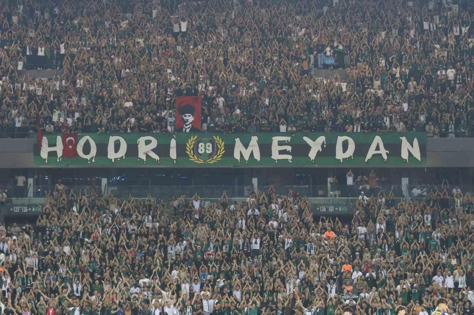 TRENDYOL SÜPER LİG'İN 2. HAFTASINDA KOCAELİSPOR, SAHASINDA AMED SPORTİF FAALİYETLER İLE KARŞILAŞIYOR. MÜCADELENİN 20 DAKİKASI EV SAHİBİ EKİBİN 1-0'LIK ÜSTÜNLÜĞÜYLE GEÇİLDİ.