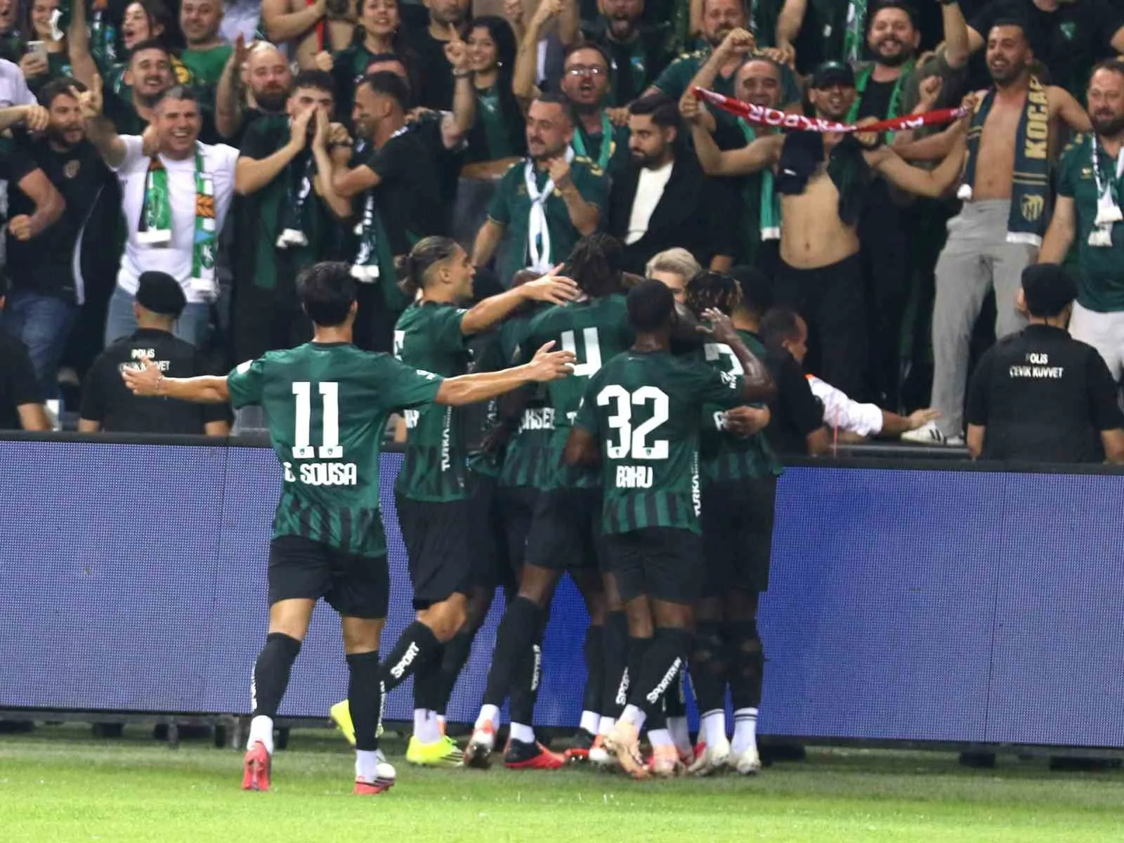TRENDYOL SÜPER LİG'İN 2. HAFTASINDA KOCAELİSPOR, SAHASINDA AMED SPORTİF FAALİYETLER İLE KARŞILAŞIYOR. MÜCADELENİN 20 DAKİKASI EV SAHİBİ EKİBİN 1-0'LIK ÜSTÜNLÜĞÜYLE GEÇİLDİ.