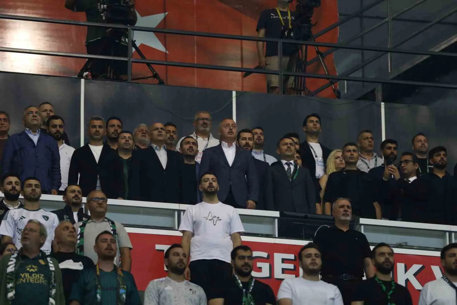 TRENDYOL SÜPER LİG'İN 2. HAFTASINDA KOCAELİSPOR, SAHASINDA AMED SPORTİF FAALİYETLER İLE KARŞILAŞIYOR. MÜCADELENİN 20 DAKİKASI EV SAHİBİ EKİBİN 1-0'LIK ÜSTÜNLÜĞÜYLE GEÇİLDİ.