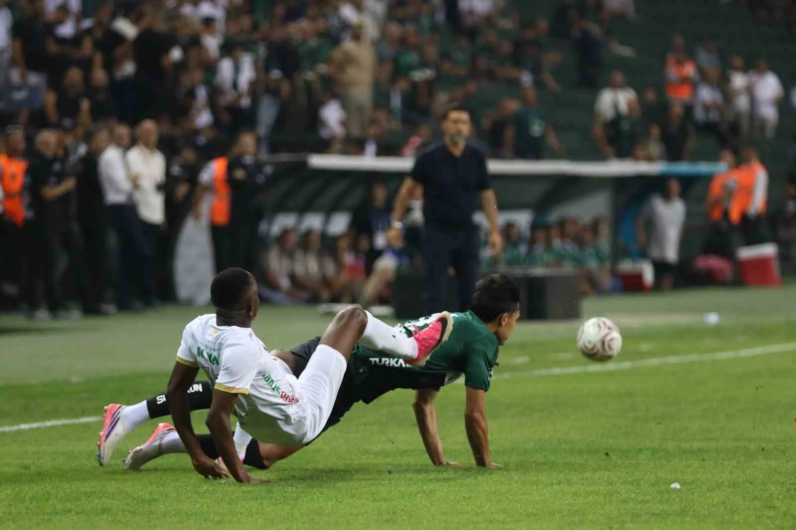 TRENDYOL SÜPER LİG'İN 2. HAFTASINDA KOCAELİSPOR, SAHASINDA AMED SPORTİF FAALİYETLER İLE KARŞILAŞIYOR. MÜCADELENİN 20 DAKİKASI EV SAHİBİ EKİBİN 1-0'LIK ÜSTÜNLÜĞÜYLE GEÇİLDİ.