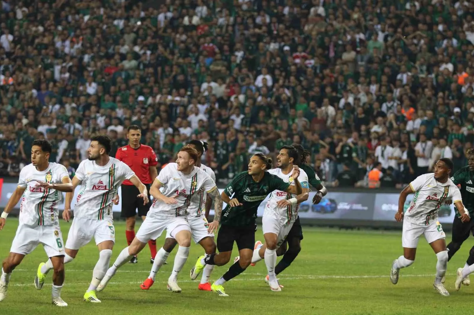 TRENDYOL SÜPER LİG'İN 2. HAFTASINDA KOCAELİSPOR, SAHASINDA AMED SPORTİF FAALİYETLER İLE KARŞILAŞIYOR. MÜCADELENİN 20 DAKİKASI EV SAHİBİ EKİBİN 1-0'LIK ÜSTÜNLÜĞÜYLE GEÇİLDİ.