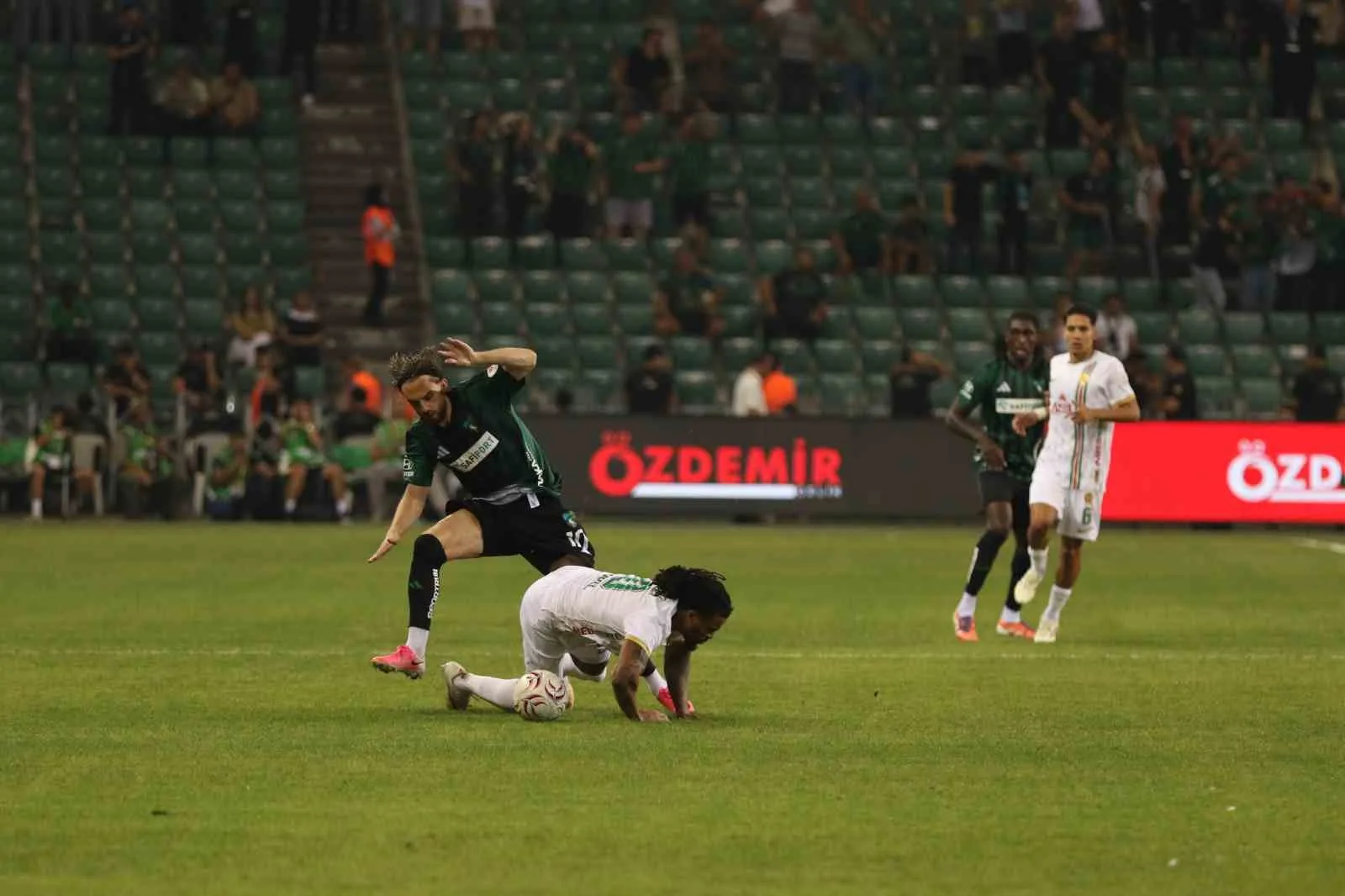 TRENDYOL SÜPER LİG'İN 2. HAFTASINDA KOCAELİSPOR, SAHASINDA AMED SPORTİF FAALİYETLER İLE KARŞILAŞIYOR. MÜCADELENİN 20 DAKİKASI EV SAHİBİ EKİBİN 1-0'LIK ÜSTÜNLÜĞÜYLE GEÇİLDİ.