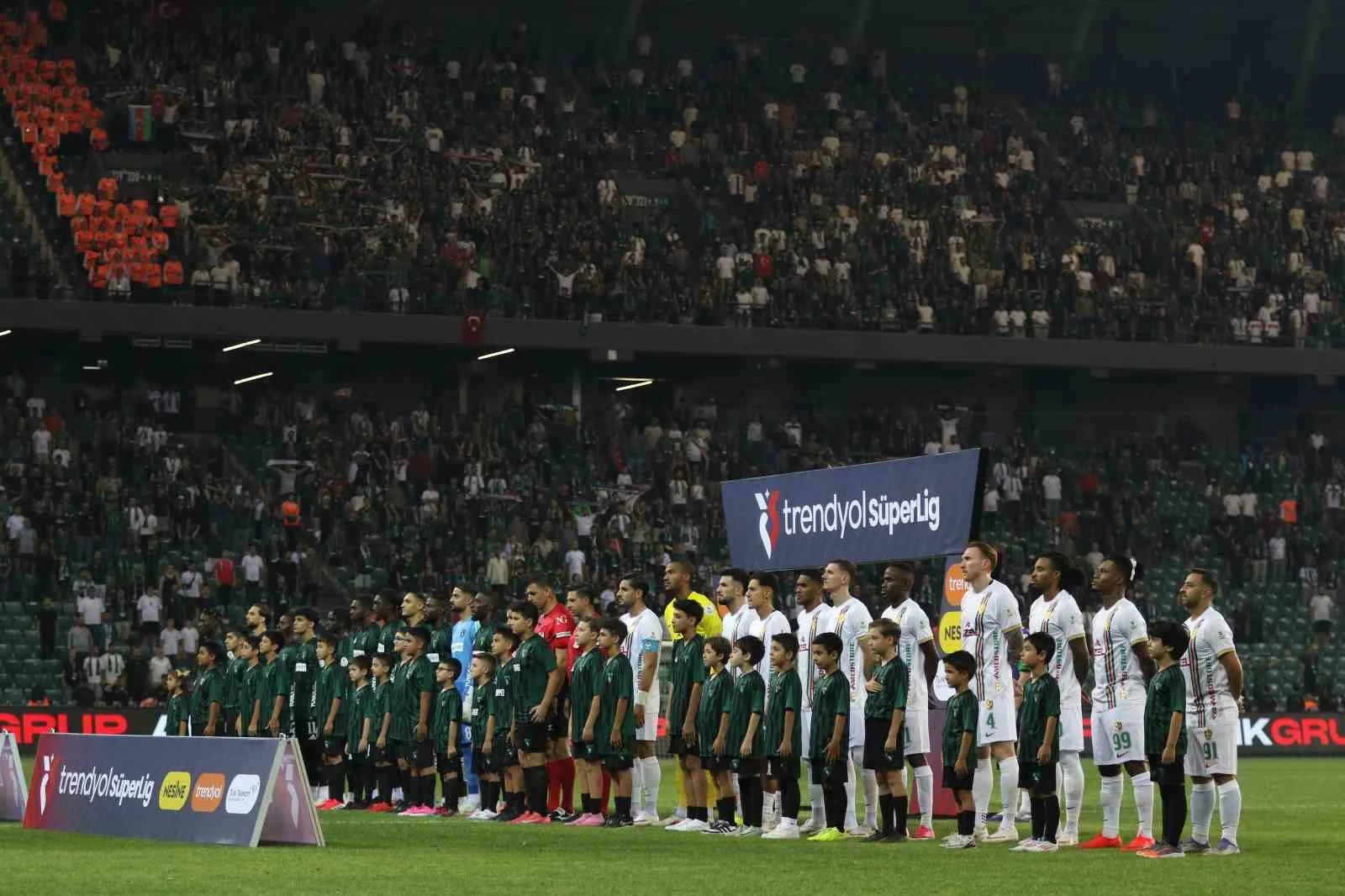 TRENDYOL SÜPER LİG'İN 2. HAFTASINDA KOCAELİSPOR, SAHASINDA AMED SPORTİF FAALİYETLER İLE KARŞILAŞIYOR. MÜCADELENİN 20 DAKİKASI EV SAHİBİ EKİBİN 1-0'LIK ÜSTÜNLÜĞÜYLE GEÇİLDİ.