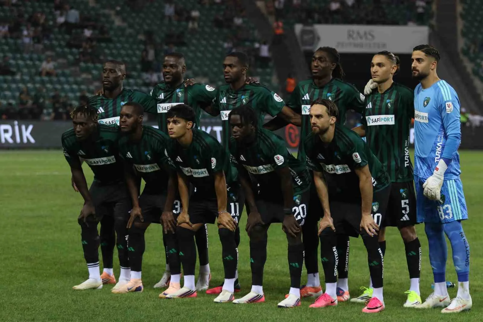 TRENDYOL SÜPER LİG'İN 2. HAFTASINDA KOCAELİSPOR, SAHASINDA AMED SPORTİF FAALİYETLER İLE KARŞILAŞIYOR. MÜCADELENİN 20 DAKİKASI EV SAHİBİ EKİBİN 1-0'LIK ÜSTÜNLÜĞÜYLE GEÇİLDİ.