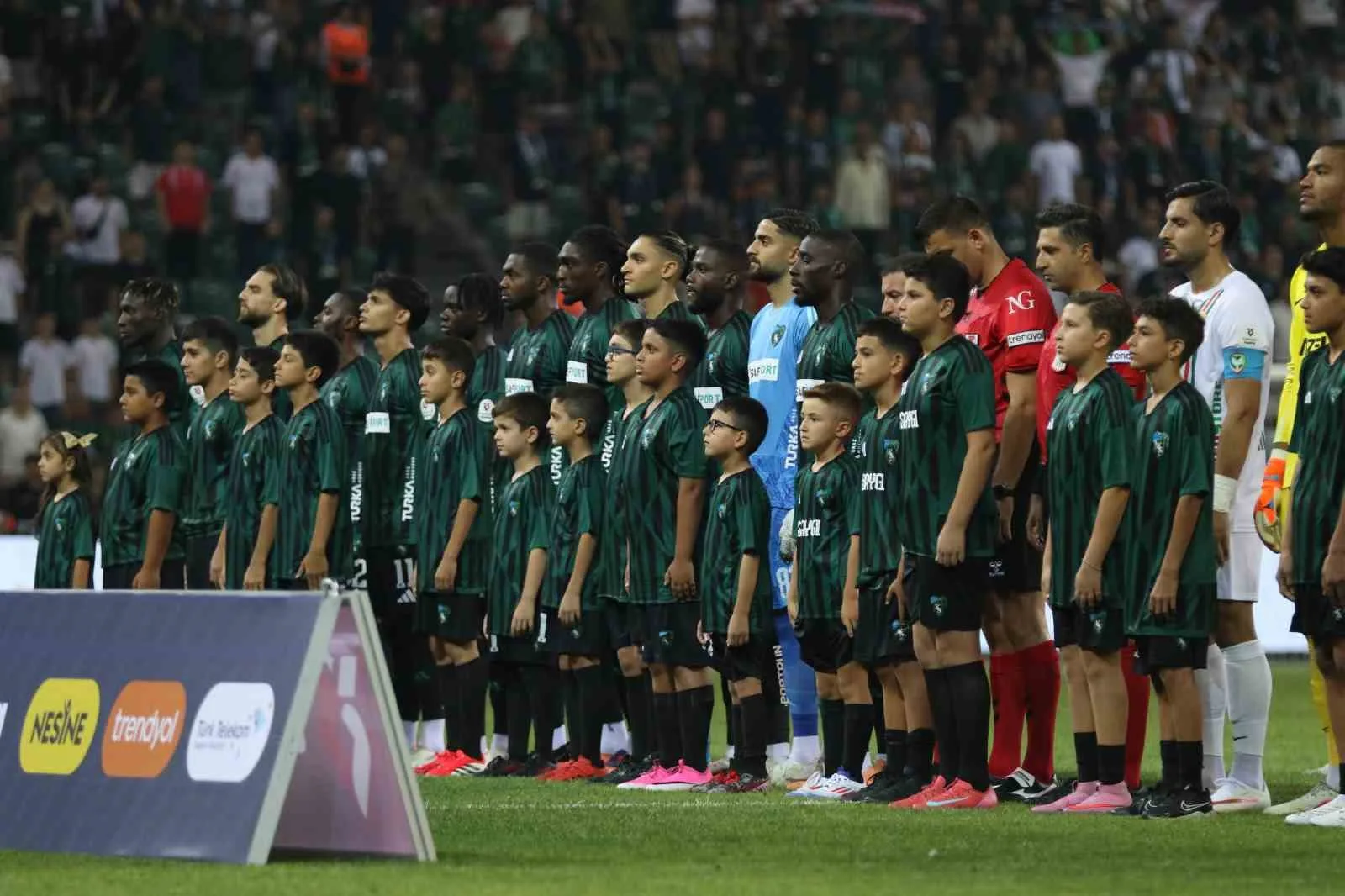 TRENDYOL SÜPER LİG'İN 2. HAFTASINDA KOCAELİSPOR, SAHASINDA AMED SPORTİF FAALİYETLER İLE KARŞILAŞIYOR. MÜCADELENİN 20 DAKİKASI EV SAHİBİ EKİBİN 1-0'LIK ÜSTÜNLÜĞÜYLE GEÇİLDİ.