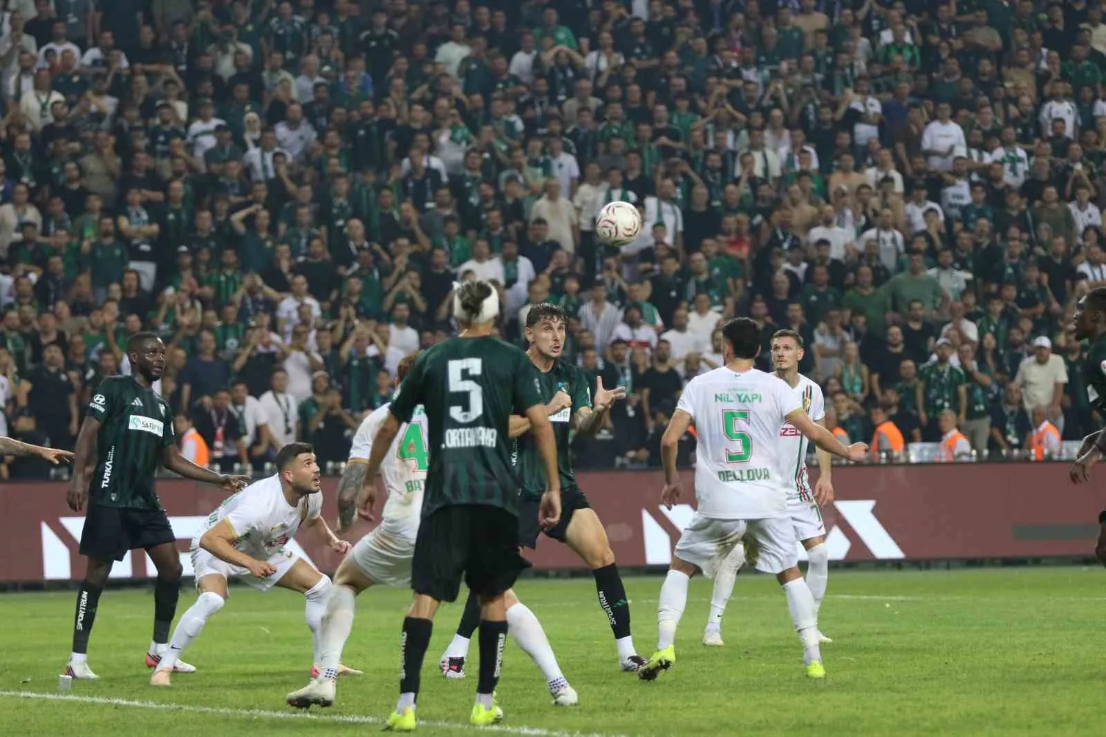 TRENDYOL SÜPER LİG’İN 2. HAFTASINDA KOCAELİSPOR, SAHASINDA KARŞILAŞTIĞI AMED SPORTİF FAALİYETLER'İ 2-0'LIK SKORLA MAĞLUP ETTİ.