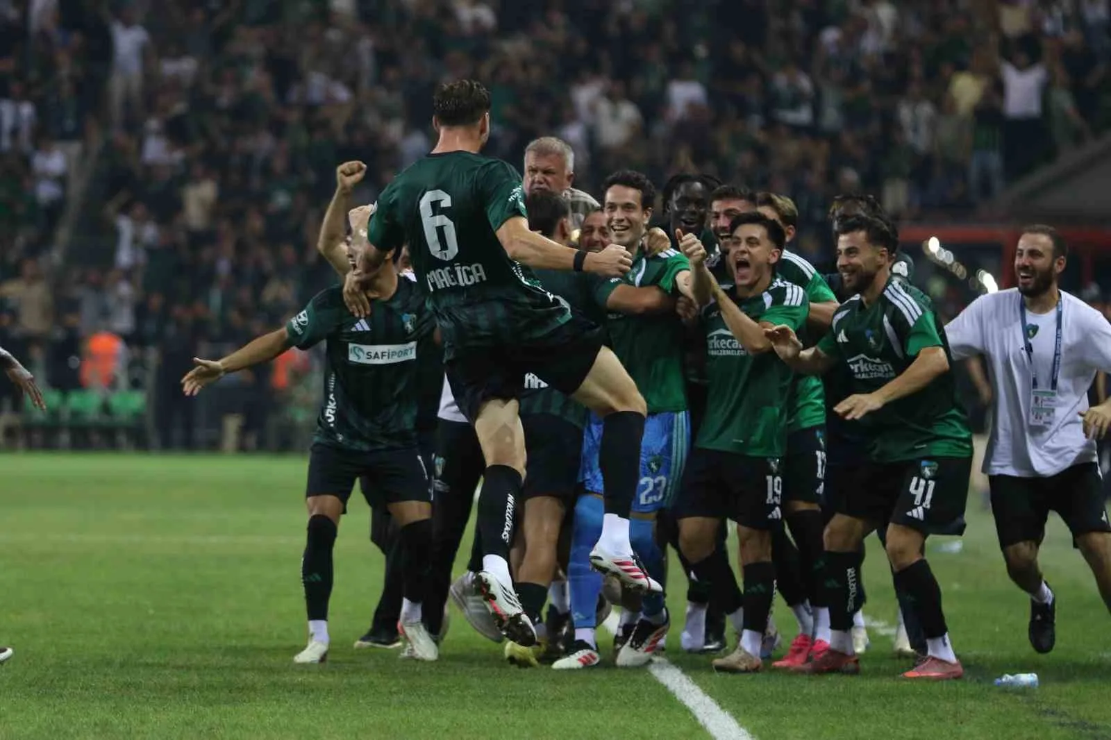 TRENDYOL SÜPER LİG’İN 2. HAFTASINDA KOCAELİSPOR, SAHASINDA KARŞILAŞTIĞI AMED SPORTİF FAALİYETLER'İ 2-0'LIK SKORLA MAĞLUP ETTİ.