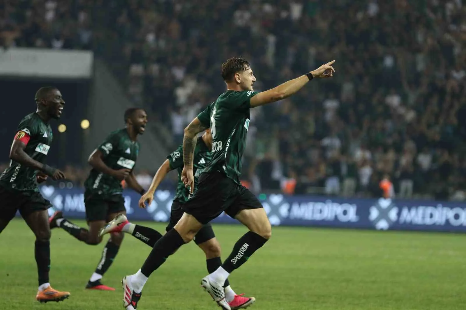 TRENDYOL SÜPER LİG’İN 2. HAFTASINDA KOCAELİSPOR, SAHASINDA KARŞILAŞTIĞI AMED SPORTİF FAALİYETLER'İ 2-0'LIK SKORLA MAĞLUP ETTİ.