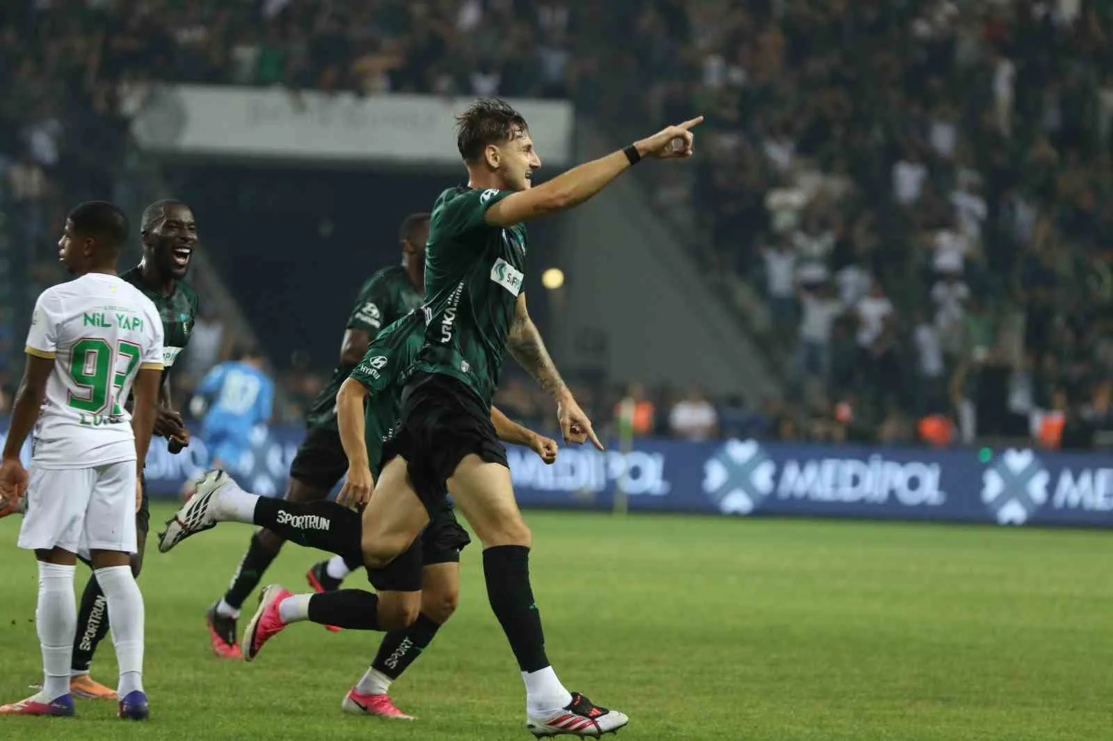 TRENDYOL SÜPER LİG’İN 2. HAFTASINDA KOCAELİSPOR, SAHASINDA KARŞILAŞTIĞI AMED SPORTİF FAALİYETLER'İ 2-0'LIK SKORLA MAĞLUP ETTİ.