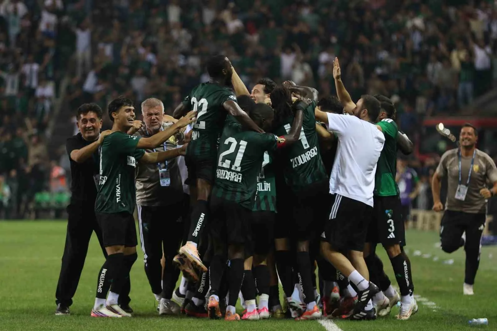 TRENDYOL SÜPER LİG’İN 2. HAFTASINDA KOCAELİSPOR, SAHASINDA KARŞILAŞTIĞI AMED SPORTİF FAALİYETLER'İ 2-0'LIK SKORLA MAĞLUP ETTİ.