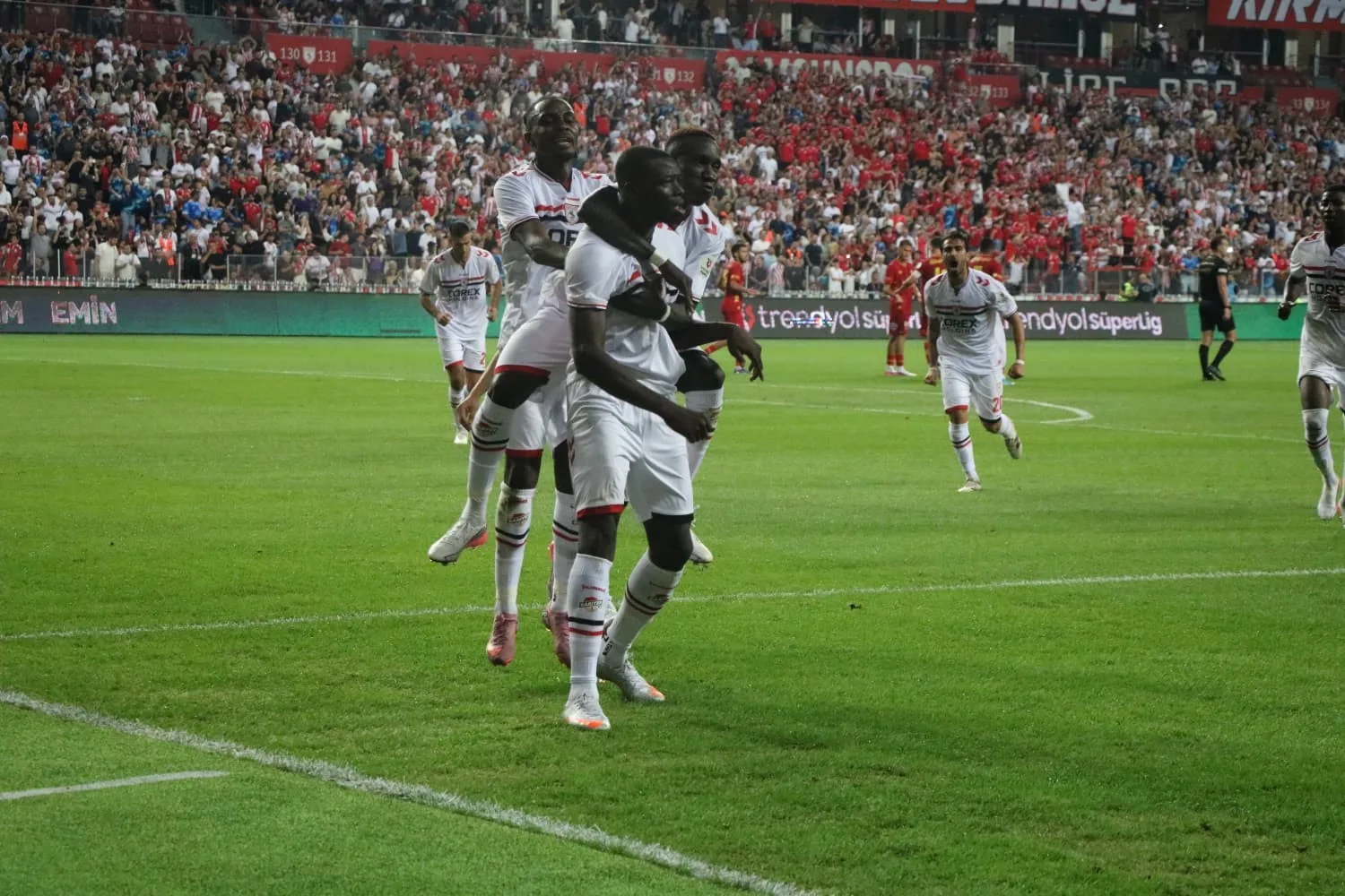 TRENDYOL SÜPER LİG'İN 1. HAFTASININ KAPANIŞ MAÇINDA SAMSUNSPOR, GÖZTEPE'Yİ AĞIRLIYOR.