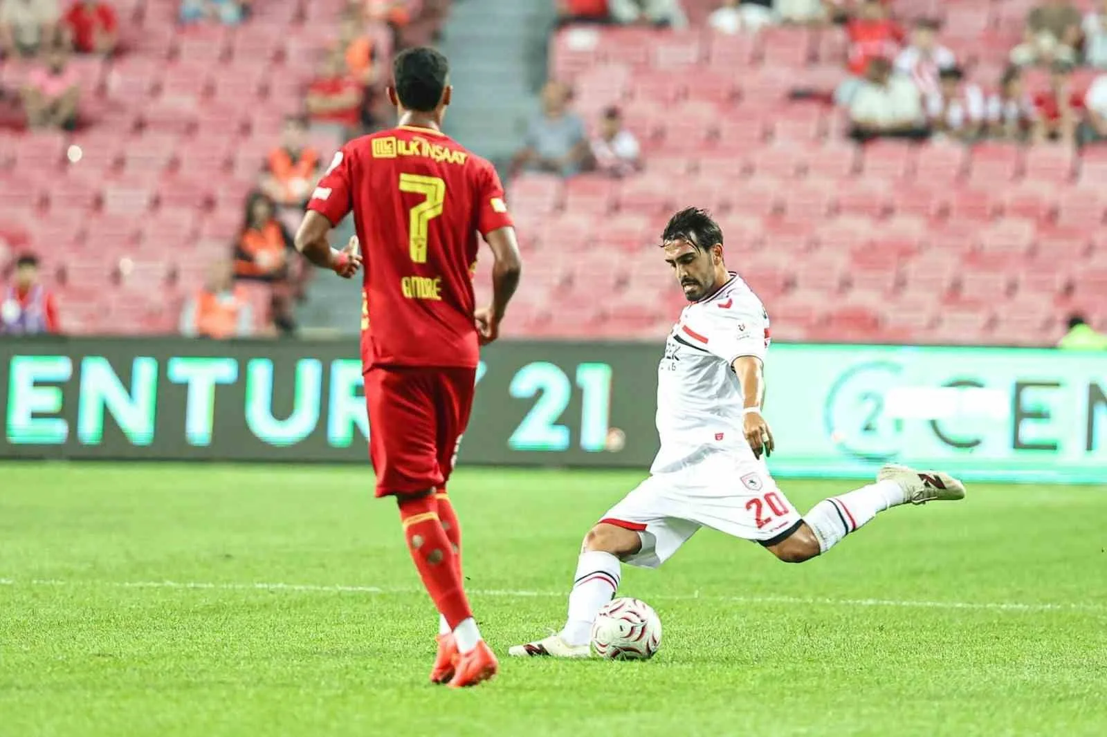 SAMSUNSPOR-GÖZTEPE MÜCADELESİNİN İLK YARISINDAN KARELER.