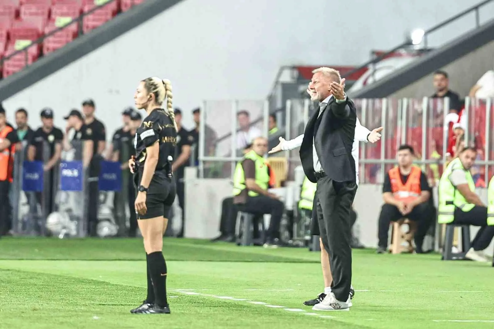 SAMSUNSPOR-GÖZTEPE MÜCADELESİNİN İLK YARISINDAN KARELER.