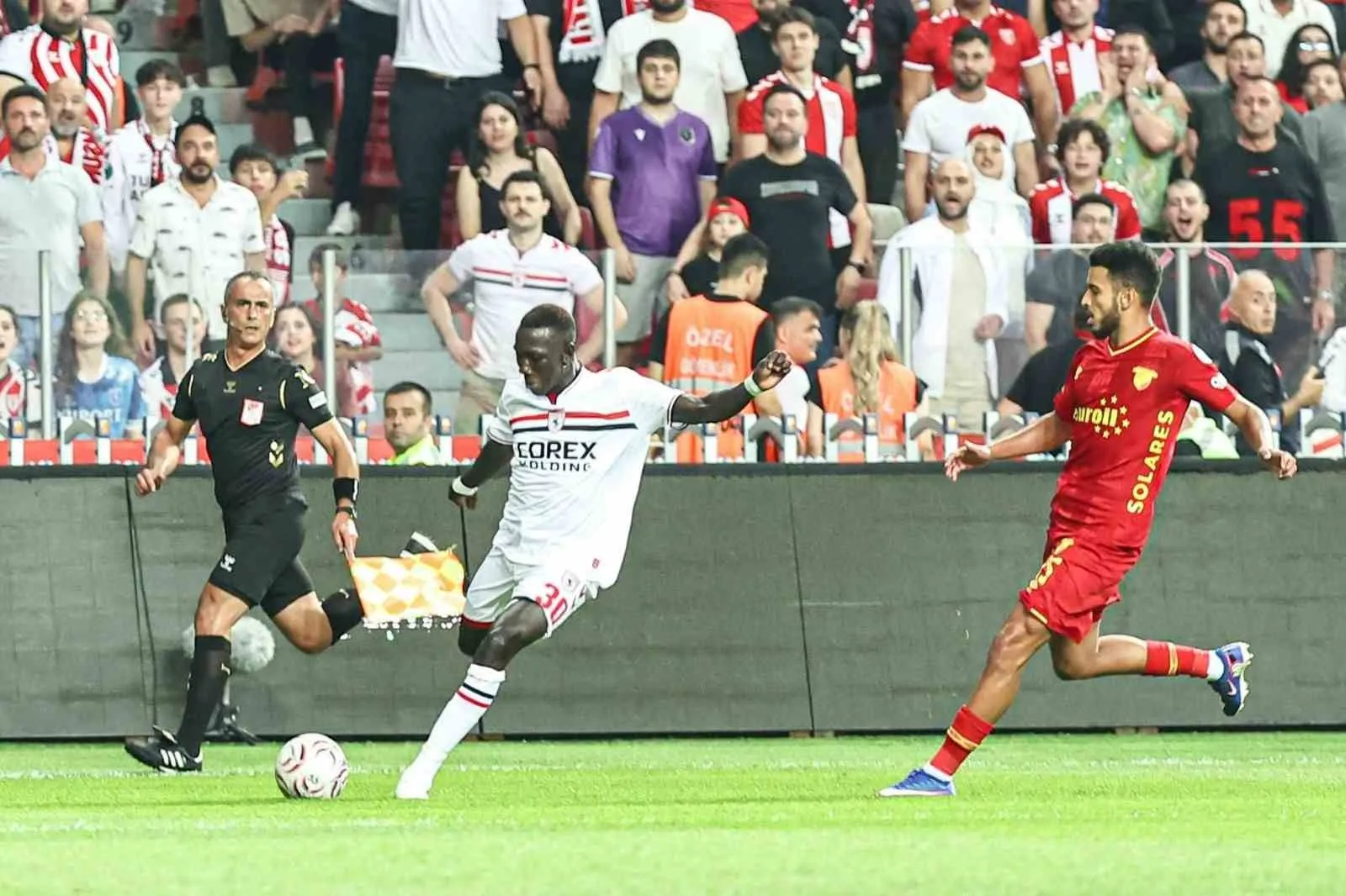 SAMSUNSPOR-GÖZTEPE MÜCADELESİNİN İLK YARISINDAN KARELER.