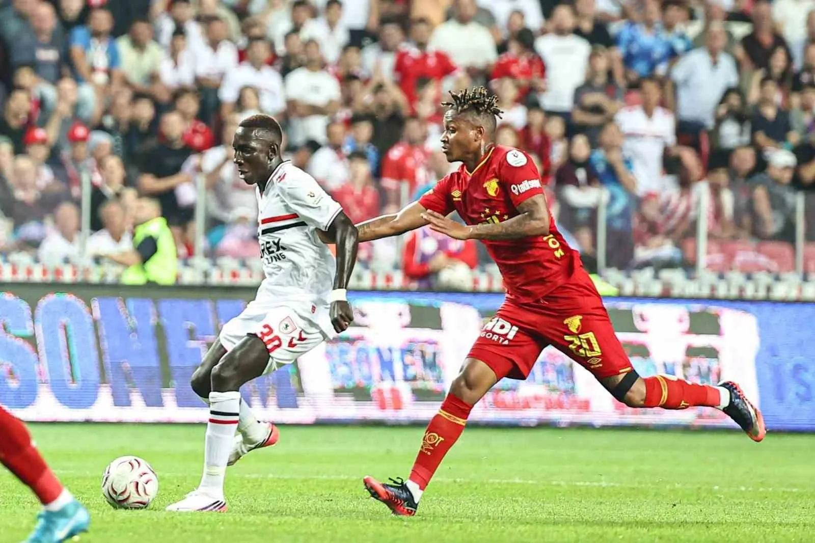 SAMSUNSPOR-GÖZTEPE MÜCADELESİNİN İLK YARISINDAN KARELER.