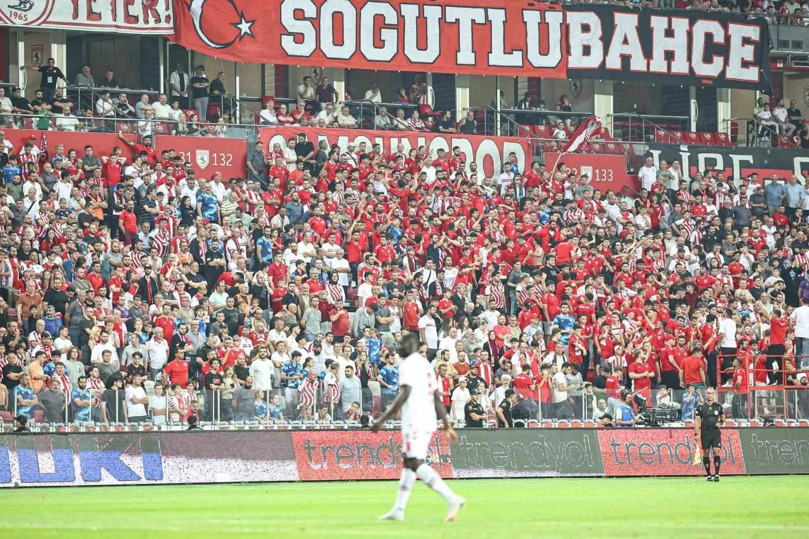 SAMSUNSPOR-GÖZTEPE MÜCADELESİNİN İLK YARISINDAN KARELER.