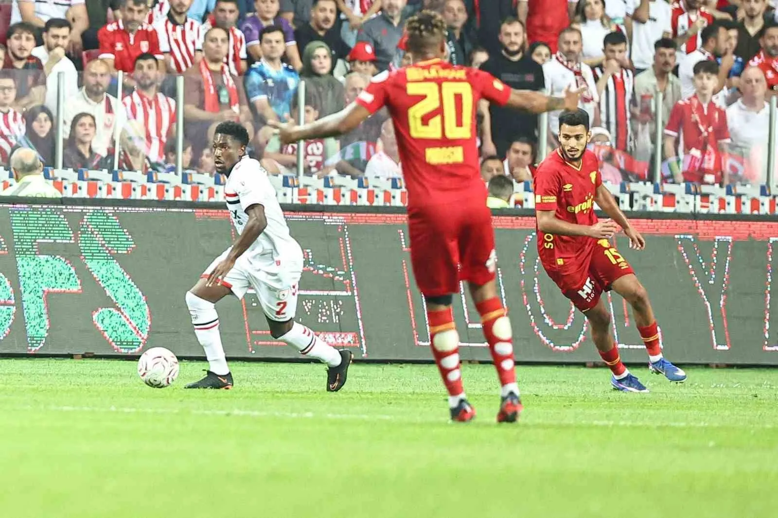 SAMSUNSPOR-GÖZTEPE MÜCADELESİNİN İLK YARISINDAN KARELER.