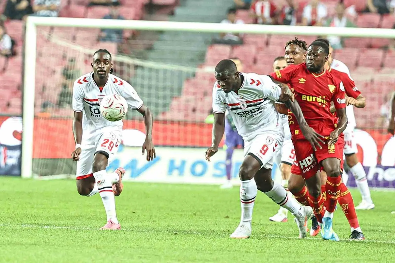 SAMSUNSPOR-GÖZTEPE MÜCADELESİNİN İLK YARISINDAN KARELER.