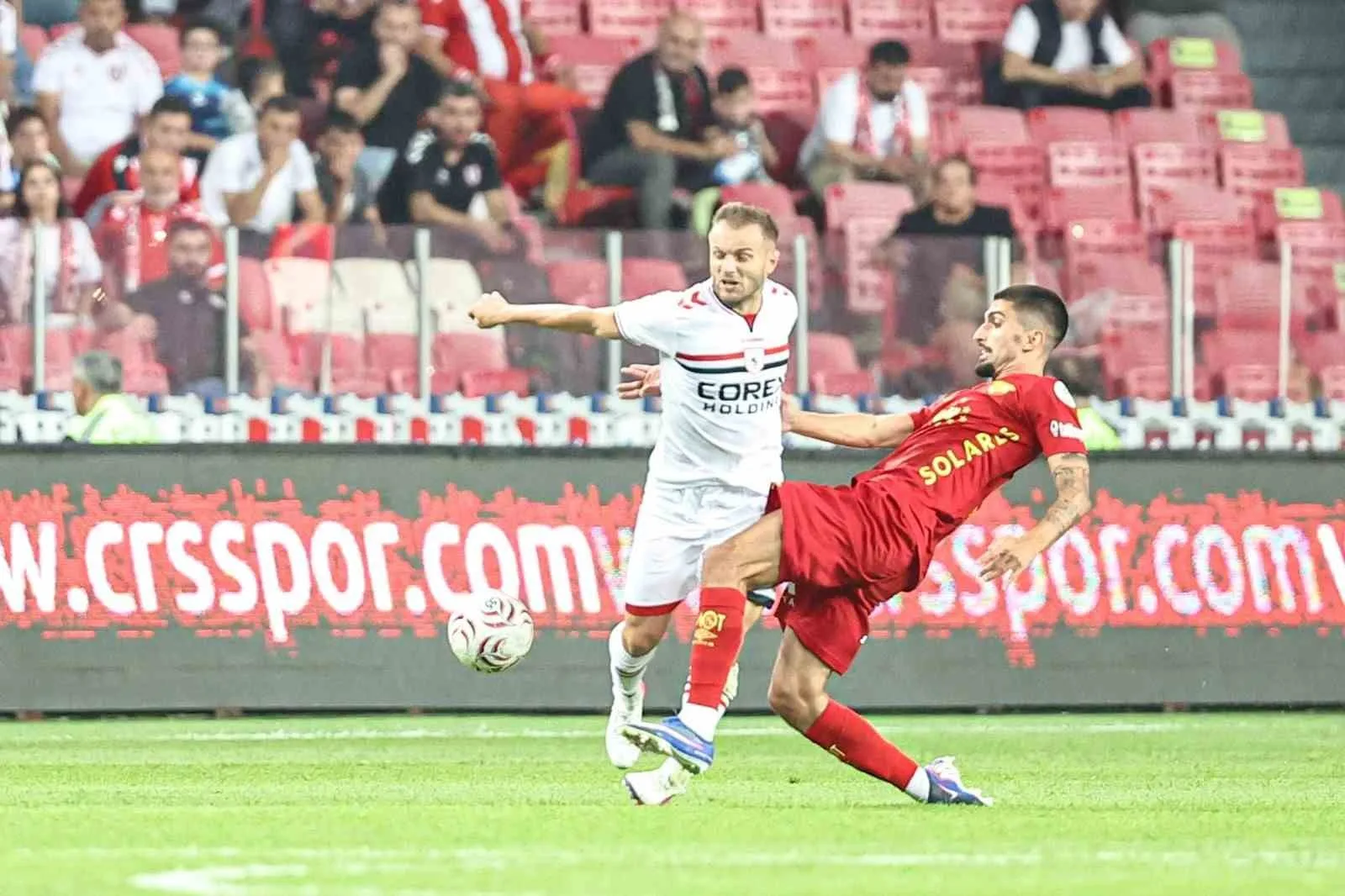 SAMSUNSPOR-GÖZTEPE MÜCADELESİNİN İLK YARISINDAN KARELER.