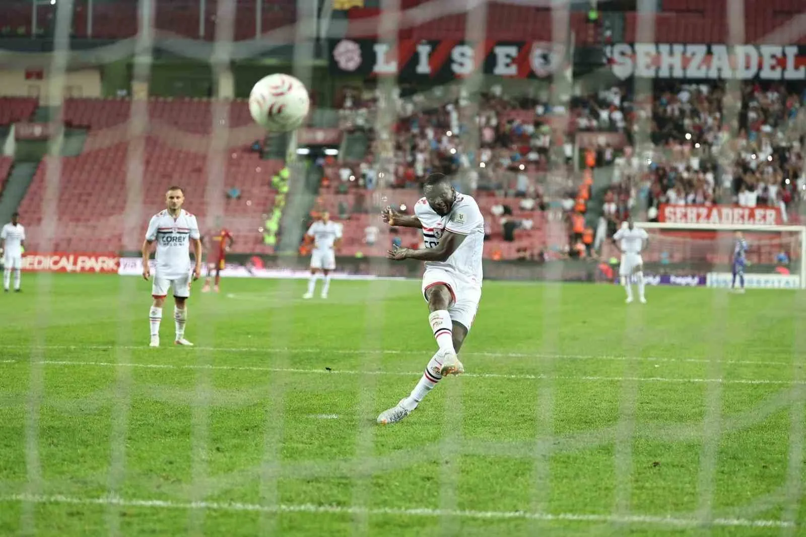 SAMSUNSPOR-GÖZTEPE MÜCADELESİNİN İKİNCİ YARISINDAN KARELER.
