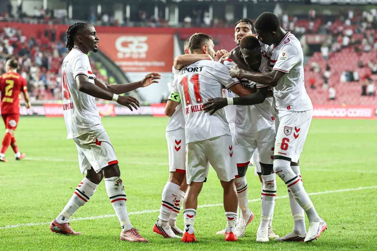 SAMSUNSPOR-GÖZTEPE MÜCADELESİNİN İKİNCİ YARISINDAN KARELER.