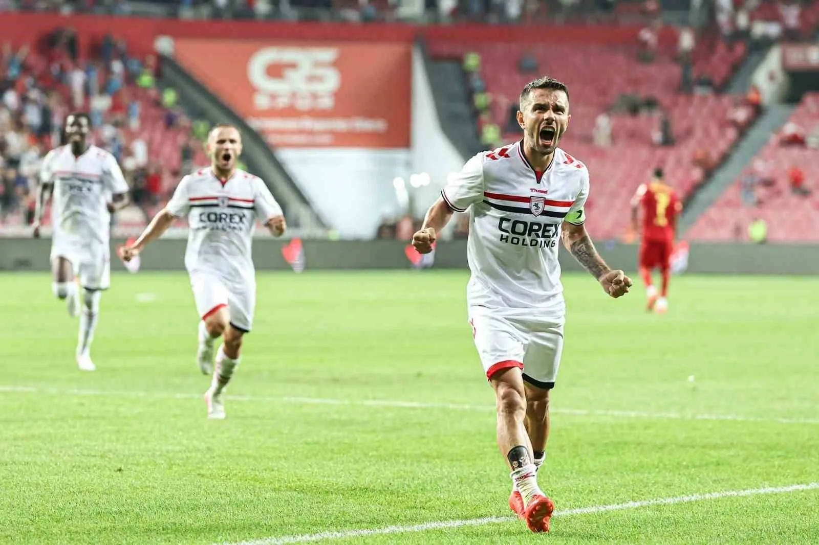 SAMSUNSPOR-GÖZTEPE MÜCADELESİNİN İKİNCİ YARISINDAN KARELER.
