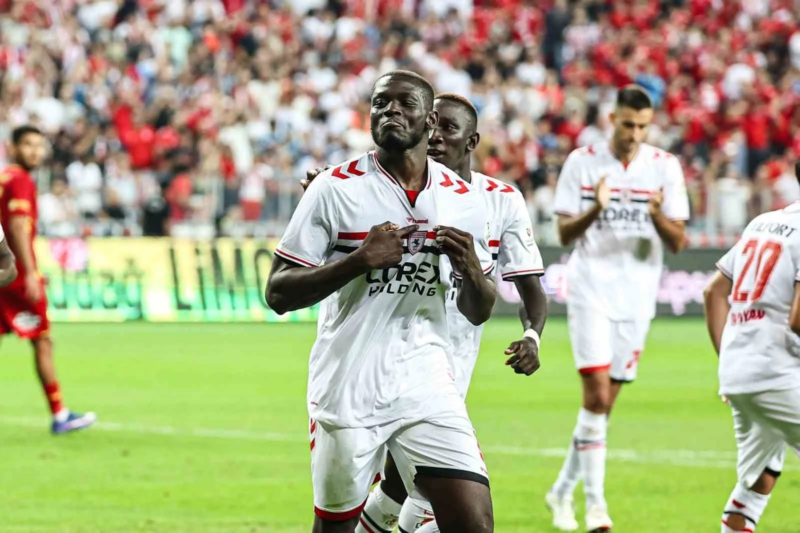 SAMSUNSPOR-GÖZTEPE MÜCADELESİNİN İKİNCİ YARISINDAN KARELER.