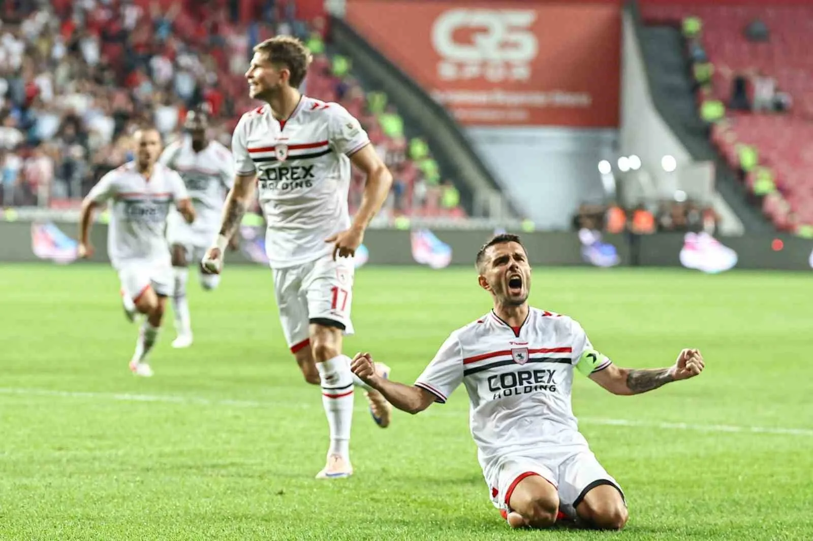 SAMSUNSPOR-GÖZTEPE MÜCADELESİNİN İKİNCİ YARISINDAN KARELER.