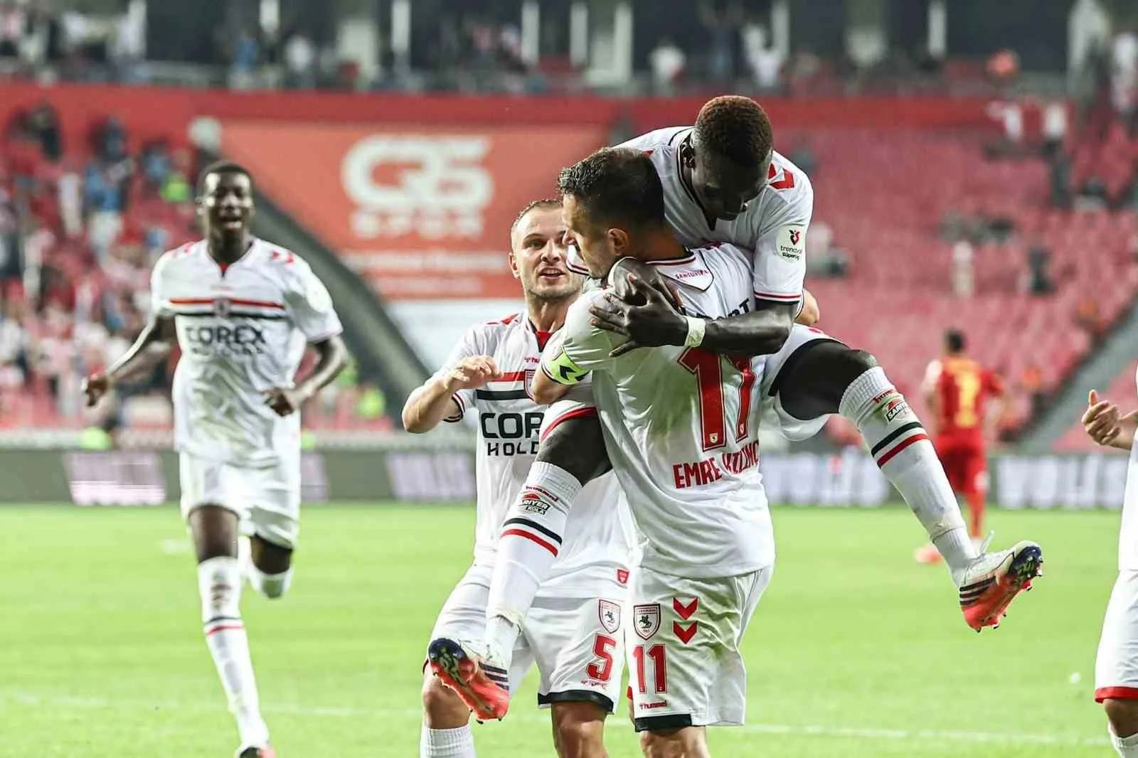 SAMSUNSPOR-GÖZTEPE MÜCADELESİNİN İKİNCİ YARISINDAN KARELER.
