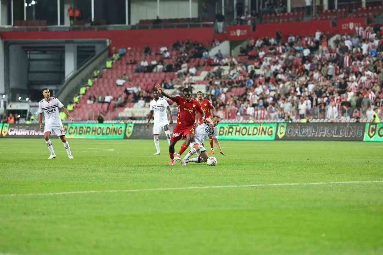 SAMSUNSPOR-GÖZTEPE MÜCADELESİNİN İKİNCİ YARISINDAN KARELER.