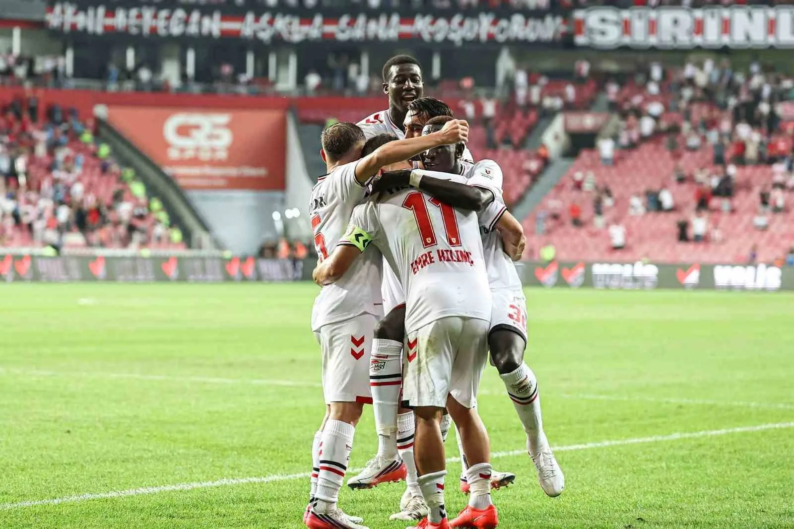 SAMSUNSPOR-GÖZTEPE MÜCADELESİNİN İKİNCİ YARISINDAN KARELER.