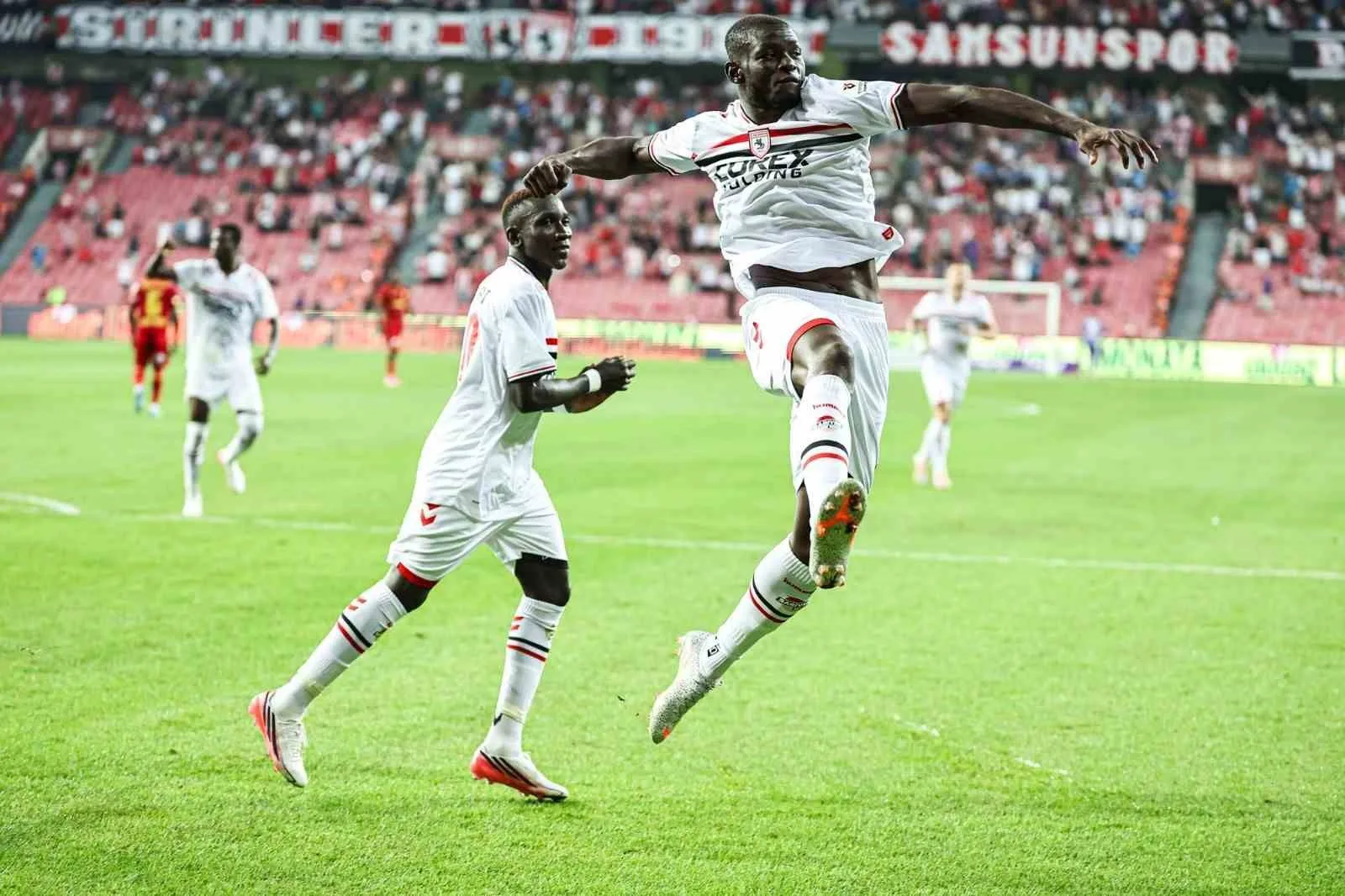 SAMSUNSPOR-GÖZTEPE MÜCADELESİNİN İKİNCİ YARISINDAN KARELER.