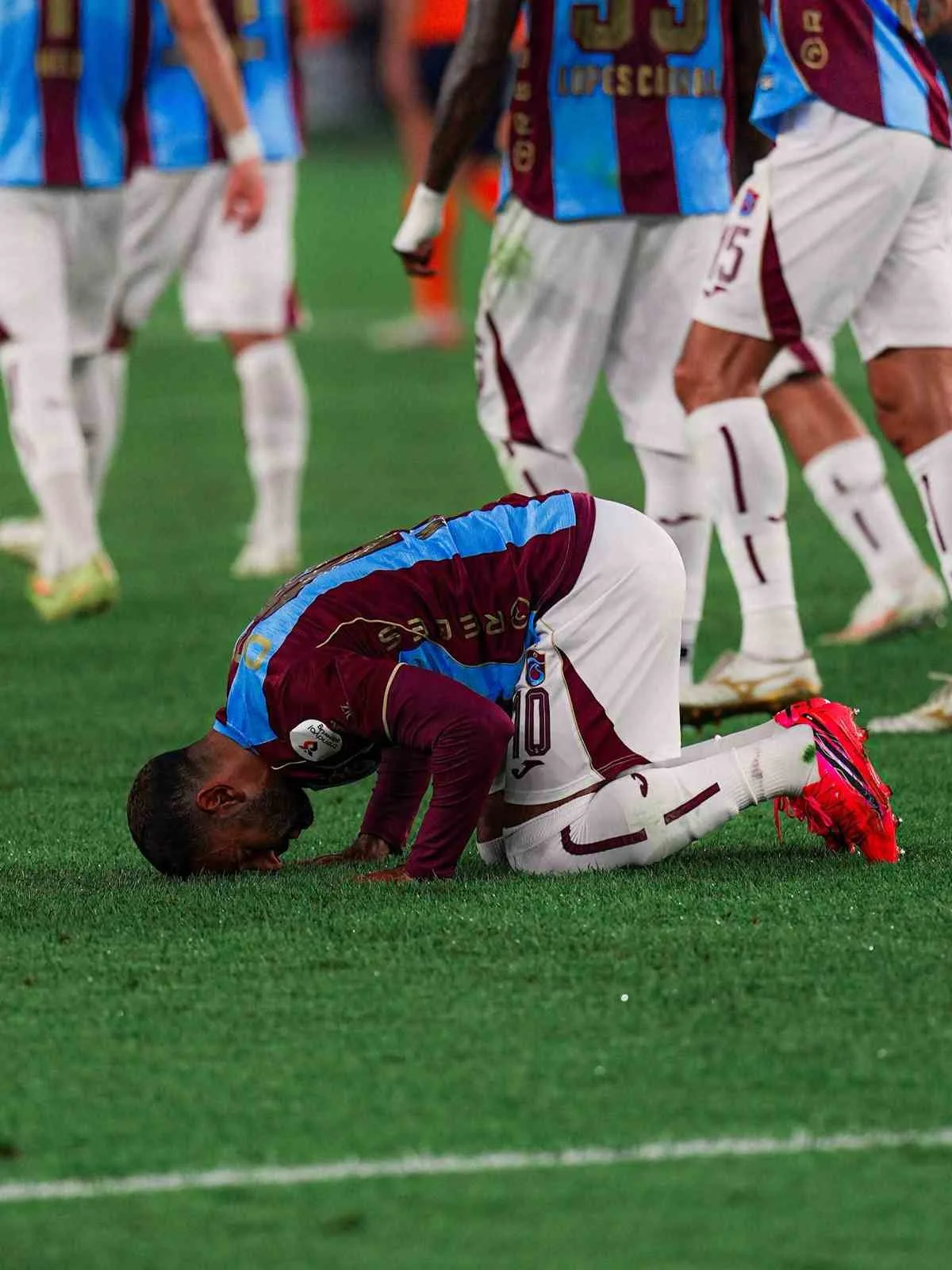 TRENDYOL SÜPER LİG'İN 2. HAFTASINDA TRABZONSPOR, SAHASINDA RAMS BAŞAKŞEHİR KARŞILAŞIYOR. MÜSABAKANIN İLK YARISI 1-1 BERABERLİKLE SONUÇLANDI.