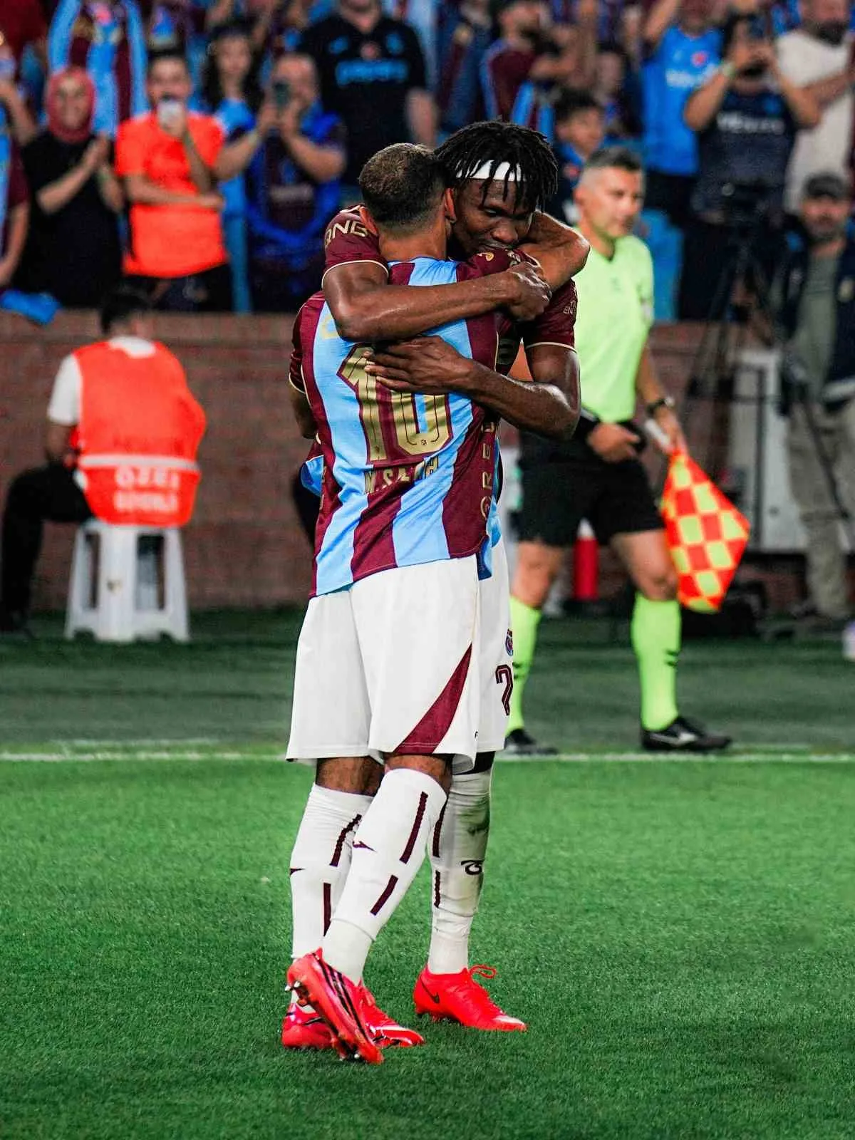 TRENDYOL SÜPER LİG’İN 2. HAFTASINDA TRABZONSPOR, SAHASINDA RAMS BAŞAKŞEHİR'İ 2-1 MAĞLUP ETTİ.