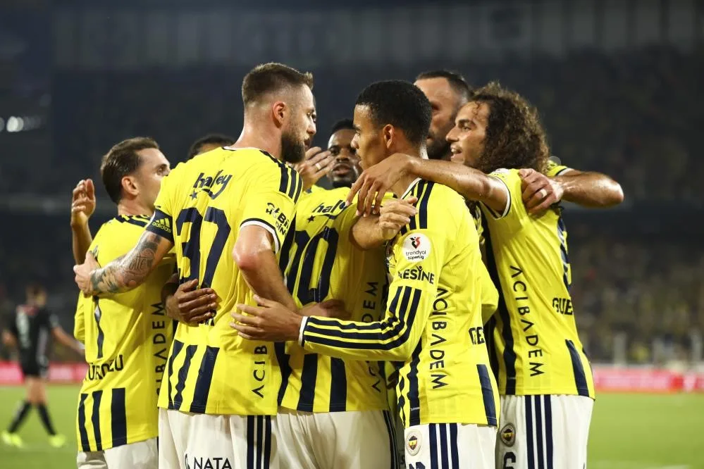 TRENDYOL SÜPER LİG'DE 2. HAFTA, KOCAELİSPOR'UN SAHASINDA AMED SPORTİF FAALİYETLER'İ 2-0 MAĞLUP ETTİĞİ KARŞILAŞMAYLA TAMAMLANDI. İKİNCİ HAFTADA 9 KARŞILAŞMADA TOPLAM 21 GOL ATILIRKEN, GENÇLERBİRLİĞİ İKİ HAFTADA TOPLADIĞI 6 PUANLA LİDERLİK KOLTUĞUNDA YER ALDI.