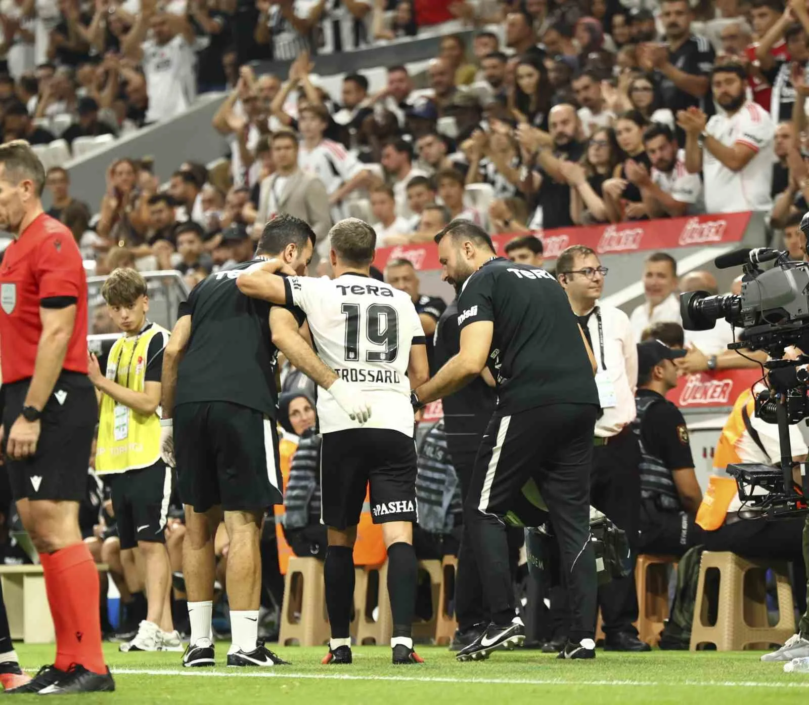 BEŞİKTAŞ’IN BELÇİKALI YILDIZI LEANDRO TROSSARD, KAUNO ZALGİRİS MAÇININ 71. DAKİKASINDA SAKATLANARAK OYUNA DEVAM EDEMEDİ.