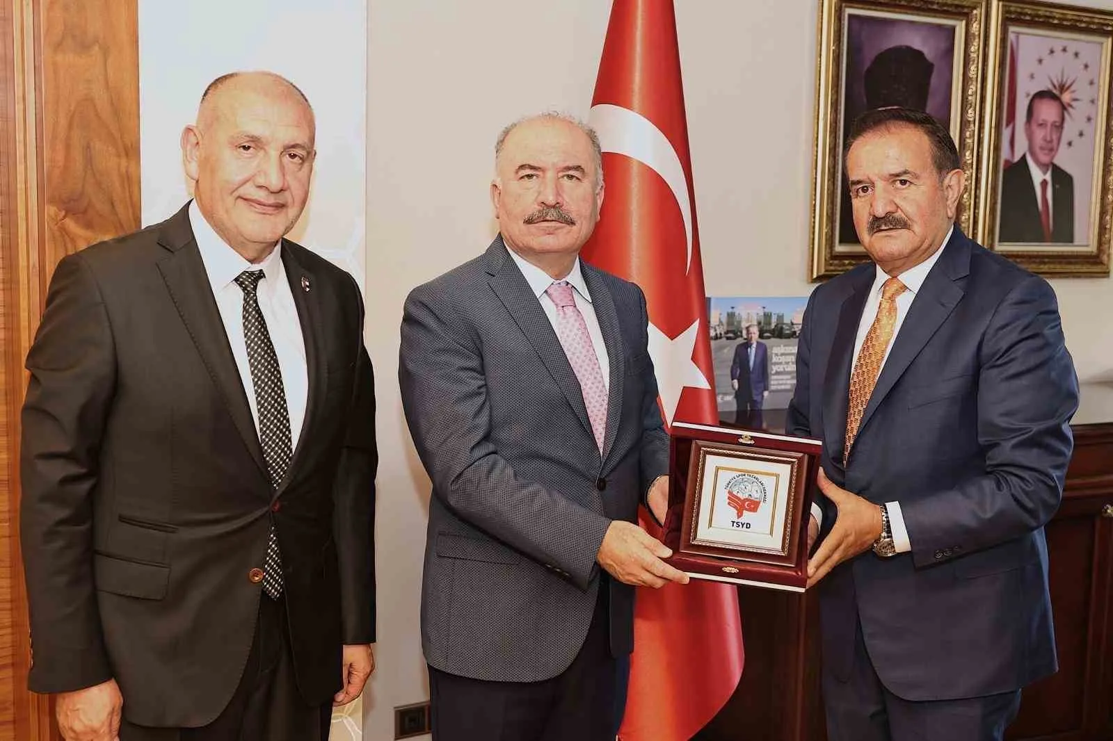 GENEL MERKEZ ŞUBELER SORUMLUSU KEMAL ÇAĞLAYAN, ÇORUM VALİSİ ALİ ÇALGAN'I ZİYARET ETTİ.